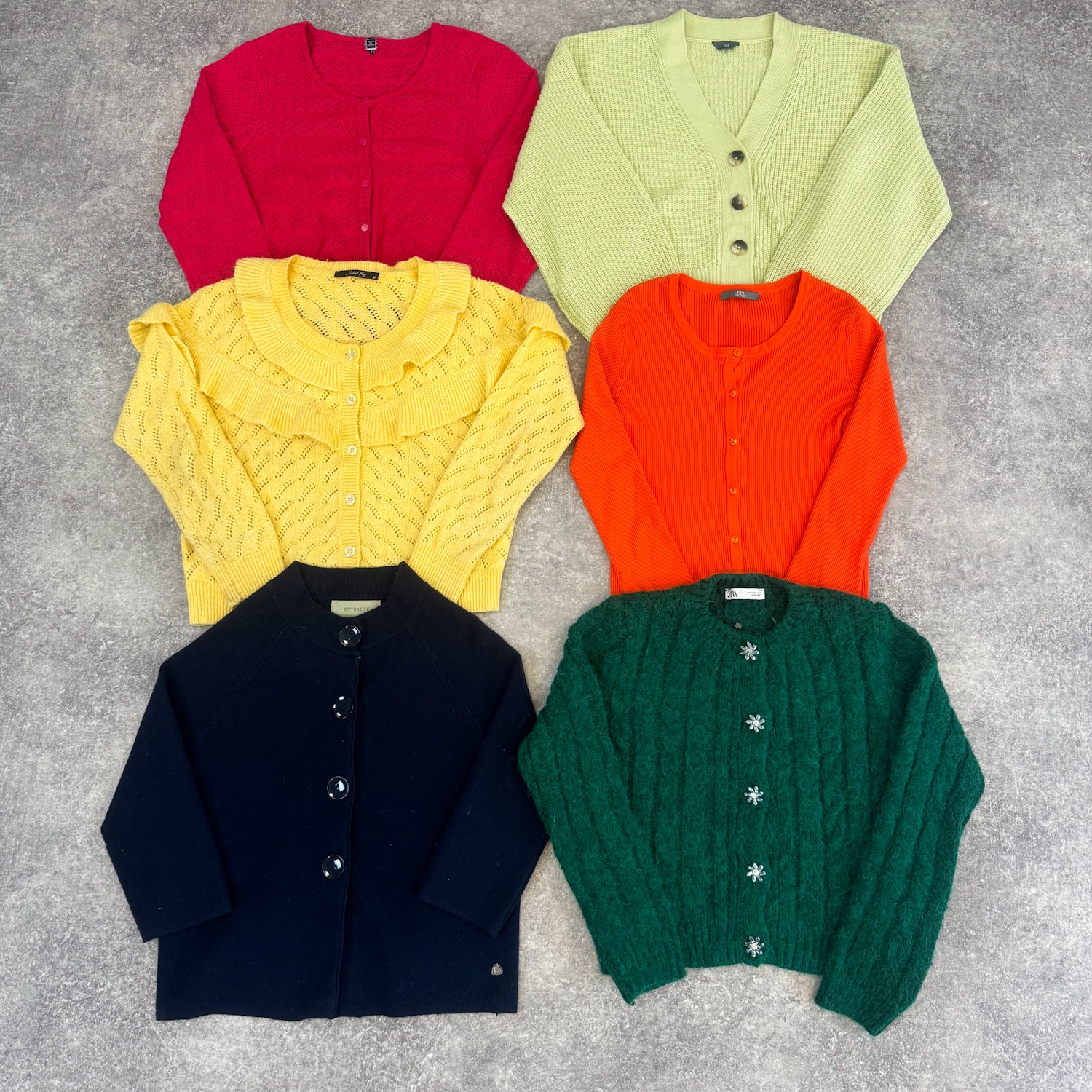 cardigan-uni-laine-femme-moderne-vintage-vetement-grossiste-friperie-wholesaler-seconde-main-marque-occasion-textile-piece-80-90-2000-2010-french-pick