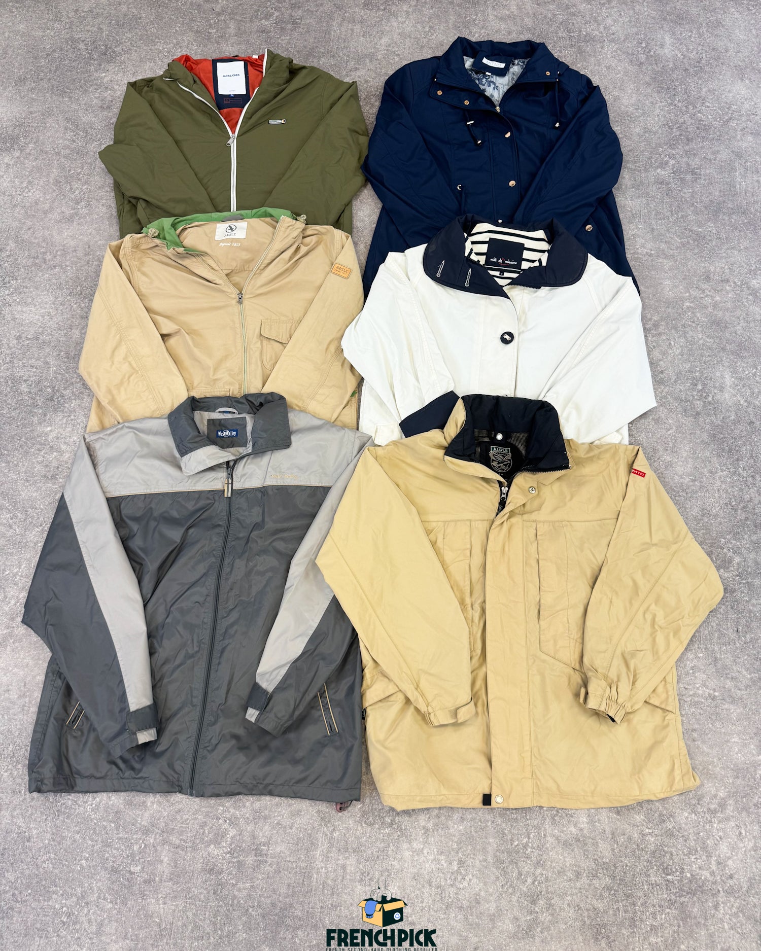 veste-coupe-vent-femme-homme-moderne-vintage-vetement-grossiste-friperie-wholesaler-seconde-main-marque-occasion-textile-piece-annees-80-90-2000-2010-french-pick