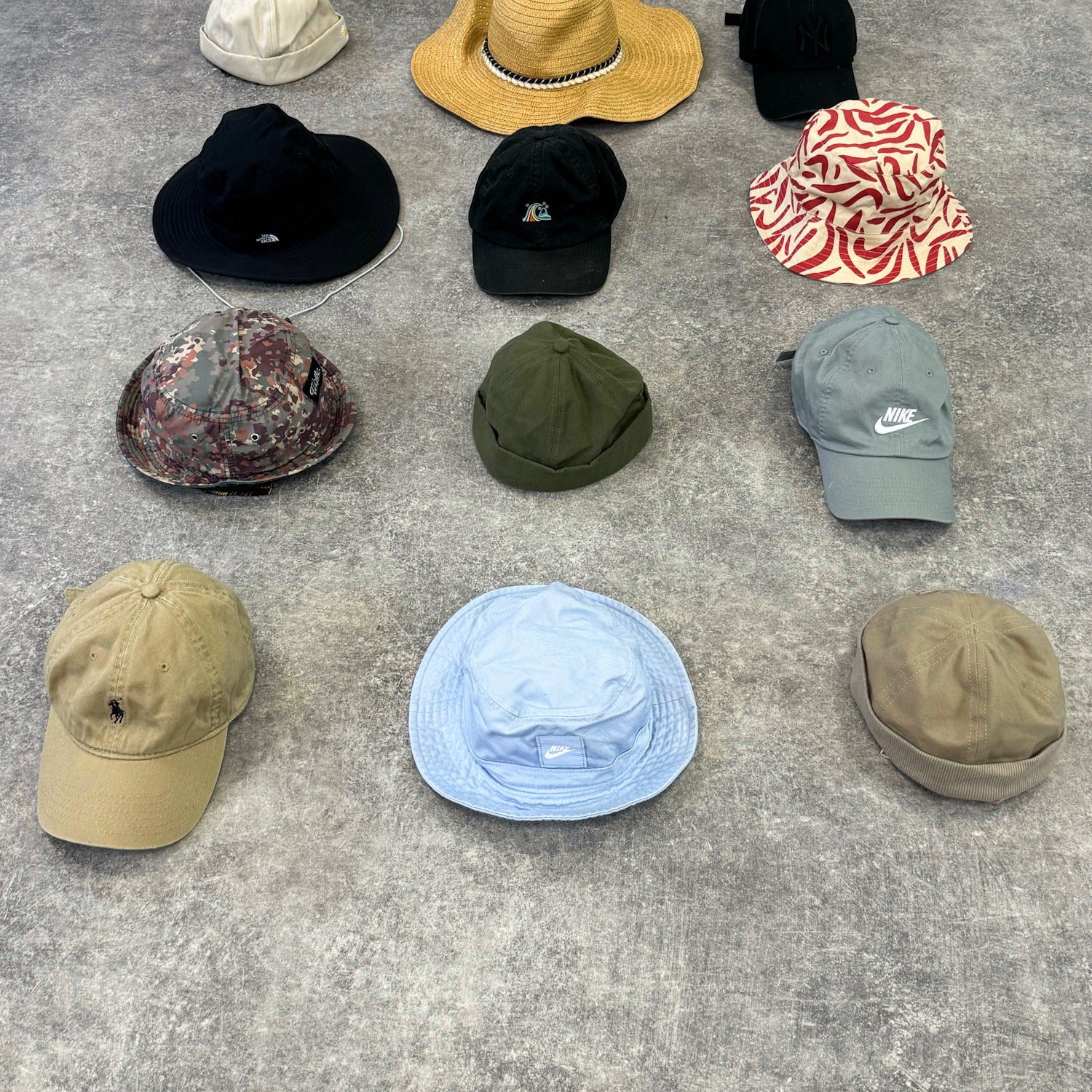 couvre-chef-chapeau-casquette-bob-capeline-homme-ete-femme-moderne-vetement-grossiste-friperie-wholesaler-seconde-main-occasion-textile-piece-80-90-2000-2010-french-pick