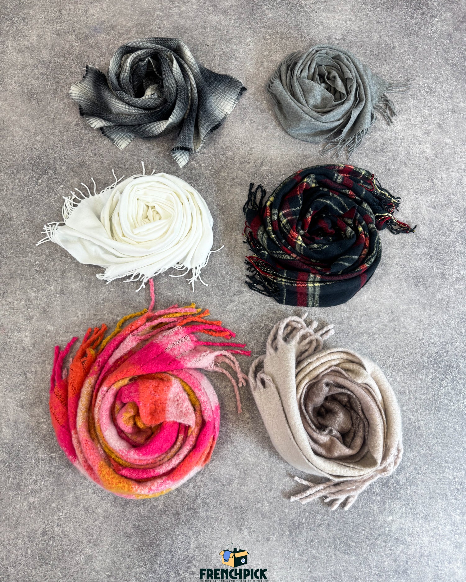 echarpe-foulard-laine-carreaux-homme-femme-moderne-vetement-grossiste-friperie-wholesaler-seconde-main-marque-occasion-textile-piece-annees-80-90-2000-2010-french-pick