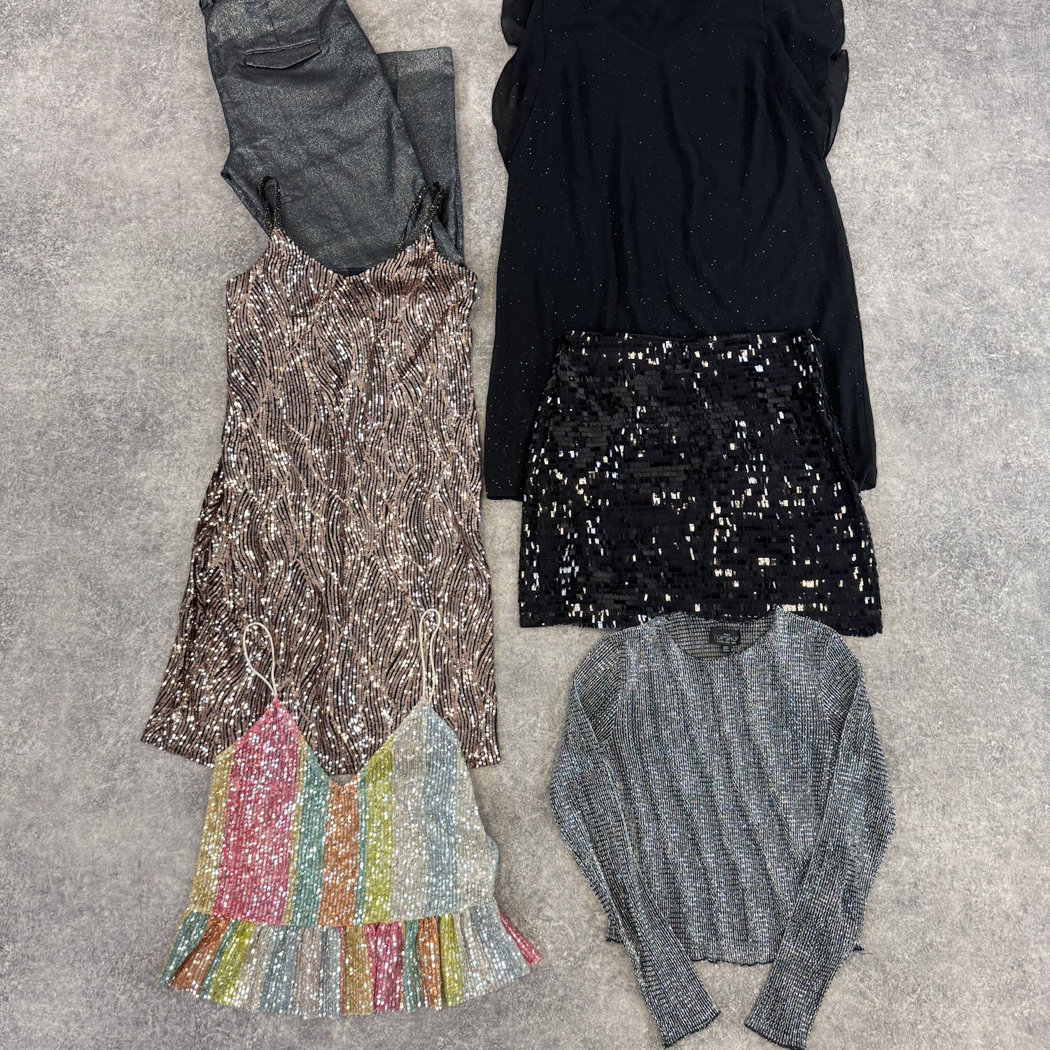 Vetements-tenues-fete-soiree-nouvel-an-noel-robe-paillettes-sequin-top-chemise-pantalon-femme-moderne-vetement-grossiste-friperie-wholesaler-seconde-main-marque-occasion-textile-piece-annees-80-90-2000-2010-french-pick