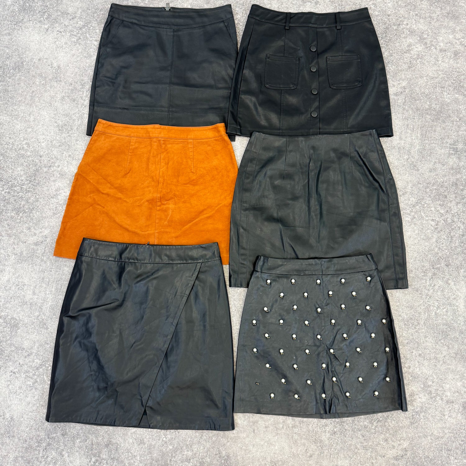 jupe-simili-cuir-femme-moderne-vintage-vetement-grossiste-friperie-wholesaler-seconde-main-occasion-textile-piece-80-90-2000-2010