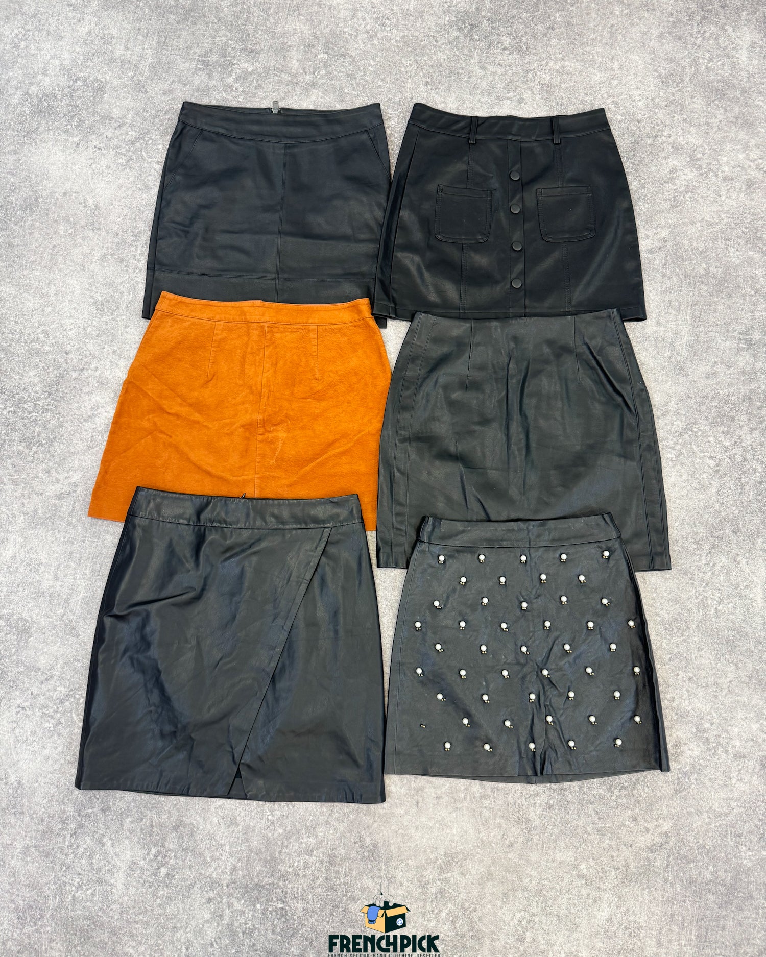 jupe-simili-cuir-femme-moderne-vintage-vetement-grossiste-friperie-wholesaler-seconde-main-occasion-textile-piece-80-90-2000-2010