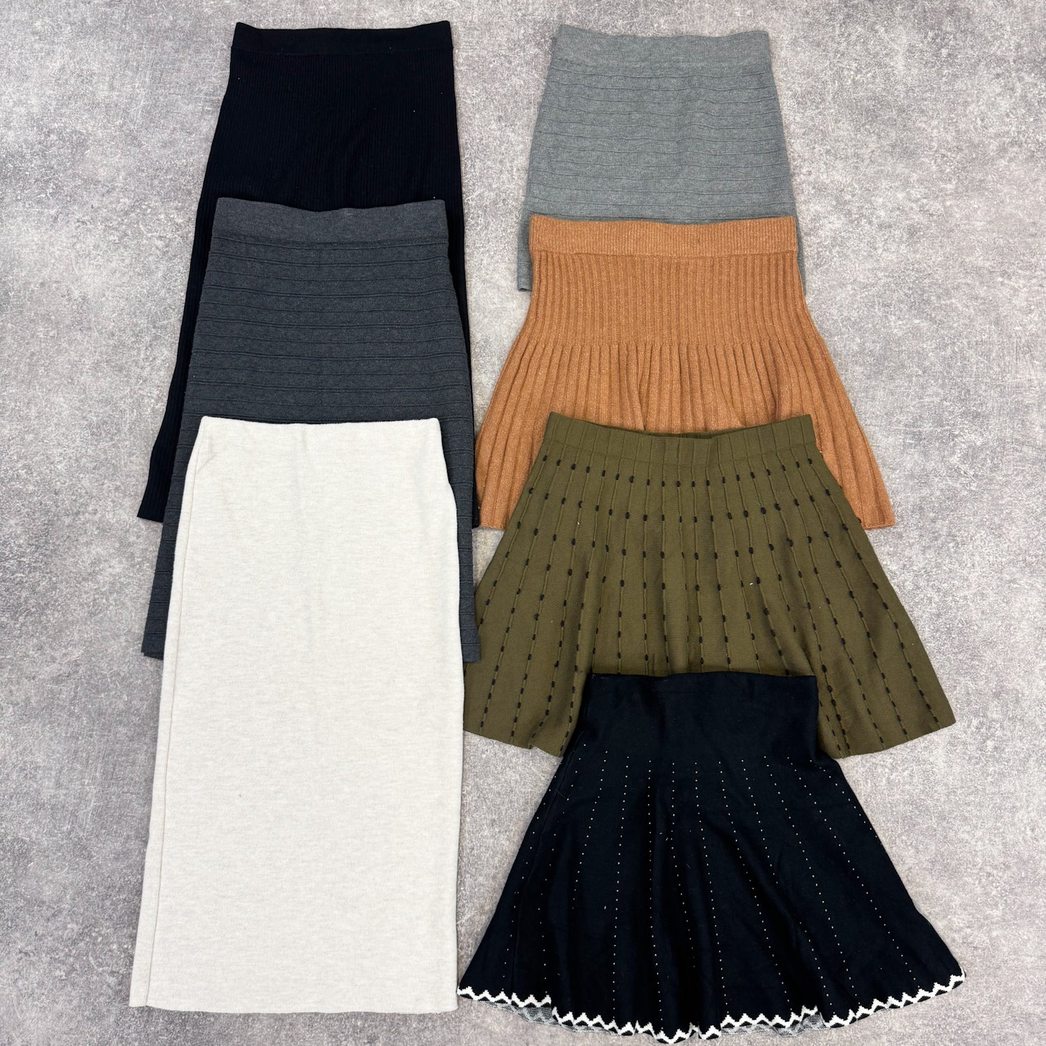 jupe-tricot-laine-emme-moderne-vintage-vetement-grossiste-friperie-wholesaler-seconde-main-occasion-textile-piece-80-90-2000-2010