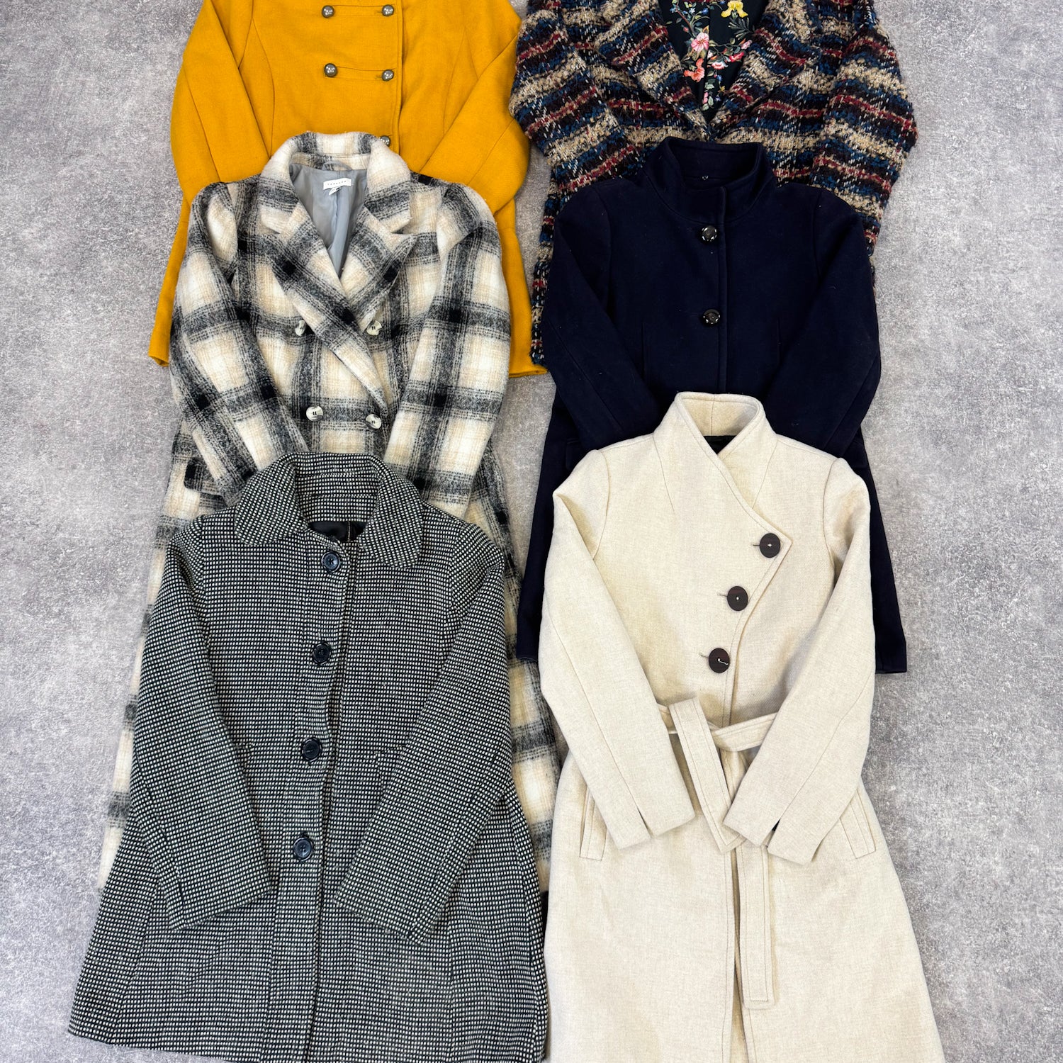 manteau-laine-femme-moderne-vintage-moderne-vetement-grossiste-friperie-wholesaler-seconde-main-marque-occasion-textile-piece-annees-80-90-2000-2010-french-pick