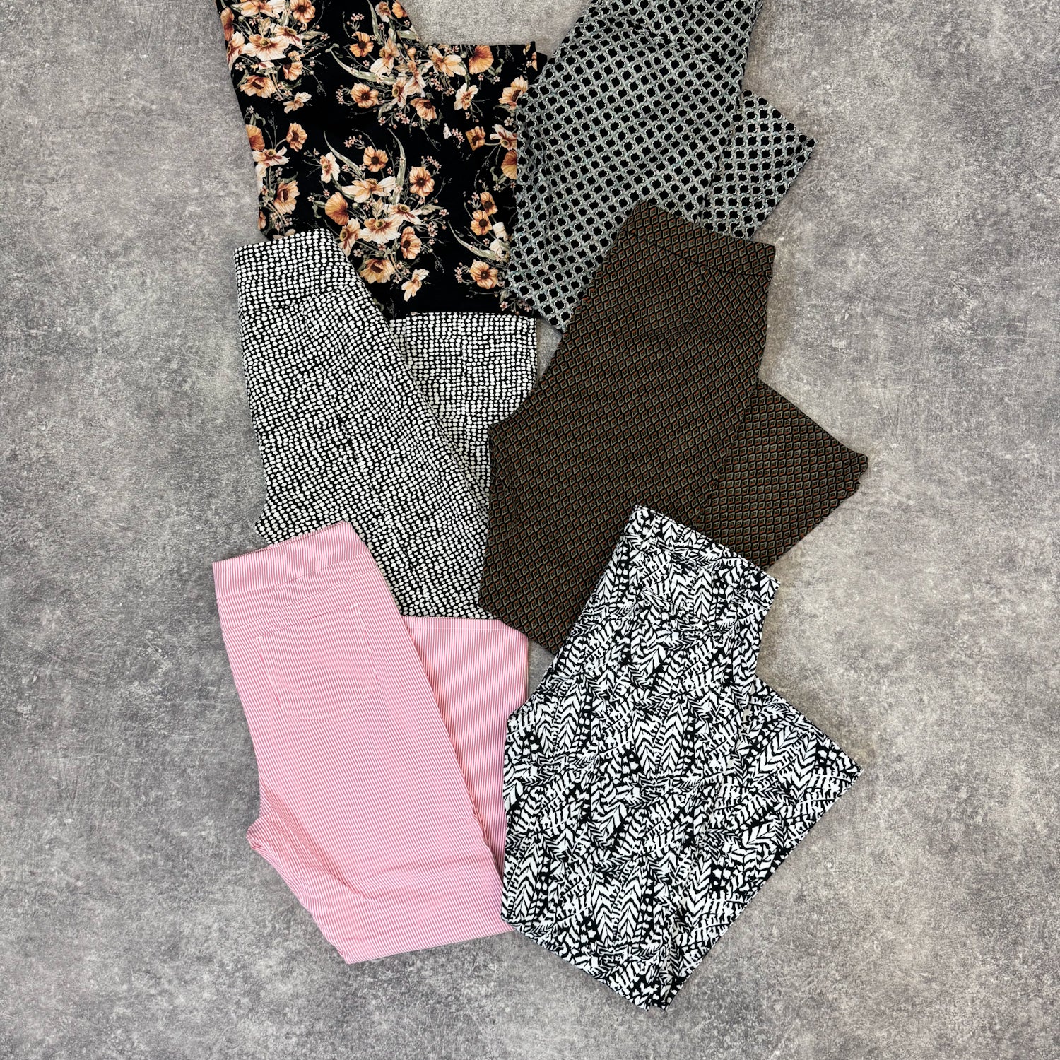 Pantalon-a-motifs-fleur-abstrait-geometrie-imprimes-femme-moderne-vetement-grossiste-friperie-wholesaler-seconde-main-marque-occasion-textile-piece-annees-80-90-2000-2010-french-pick
