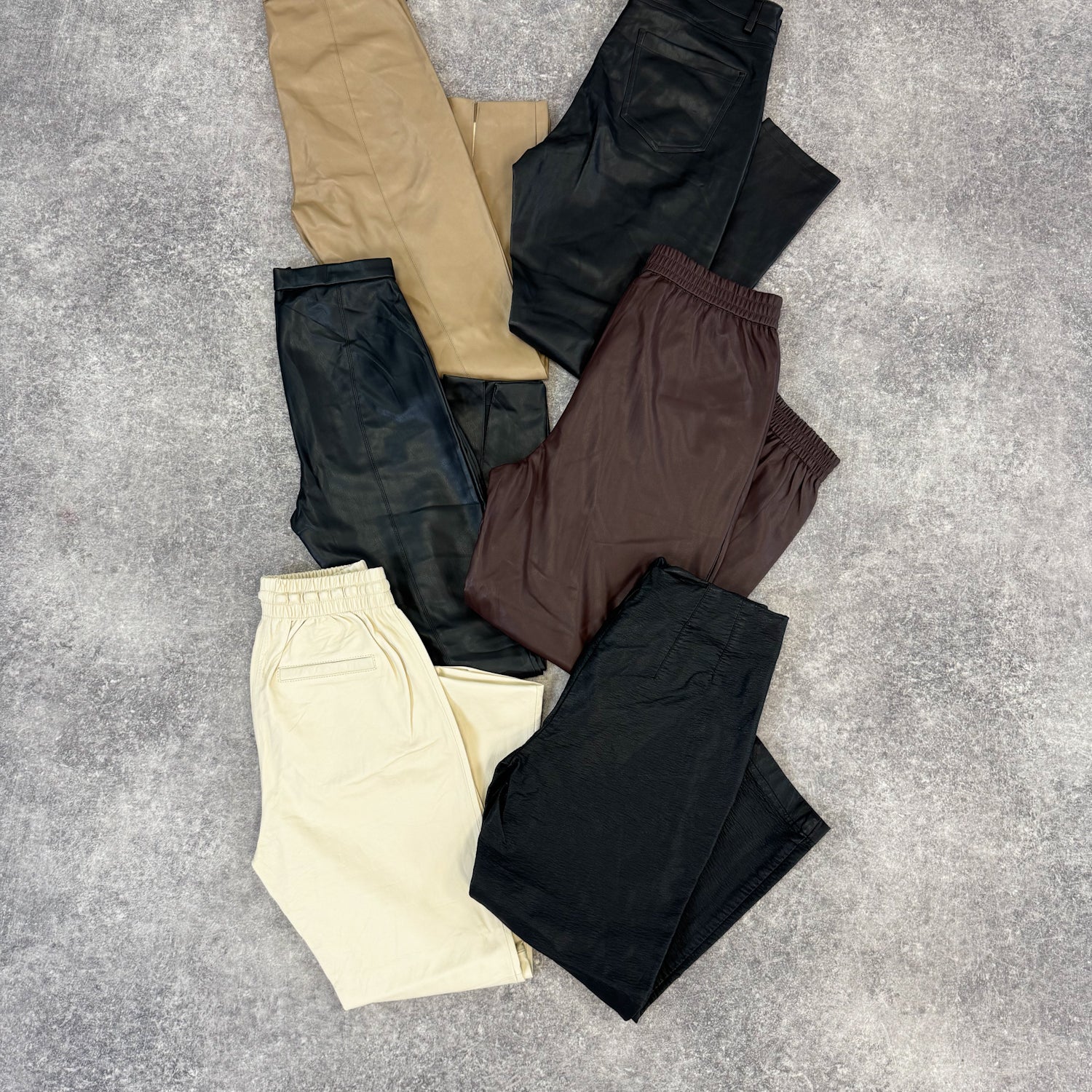Pantalon-simili-cuir-femme-moderne-vetement-grossiste-friperie-wholesaler-seconde-main-marque-occasion-textile-piece-annees-80-90-2000-2010-french-pick