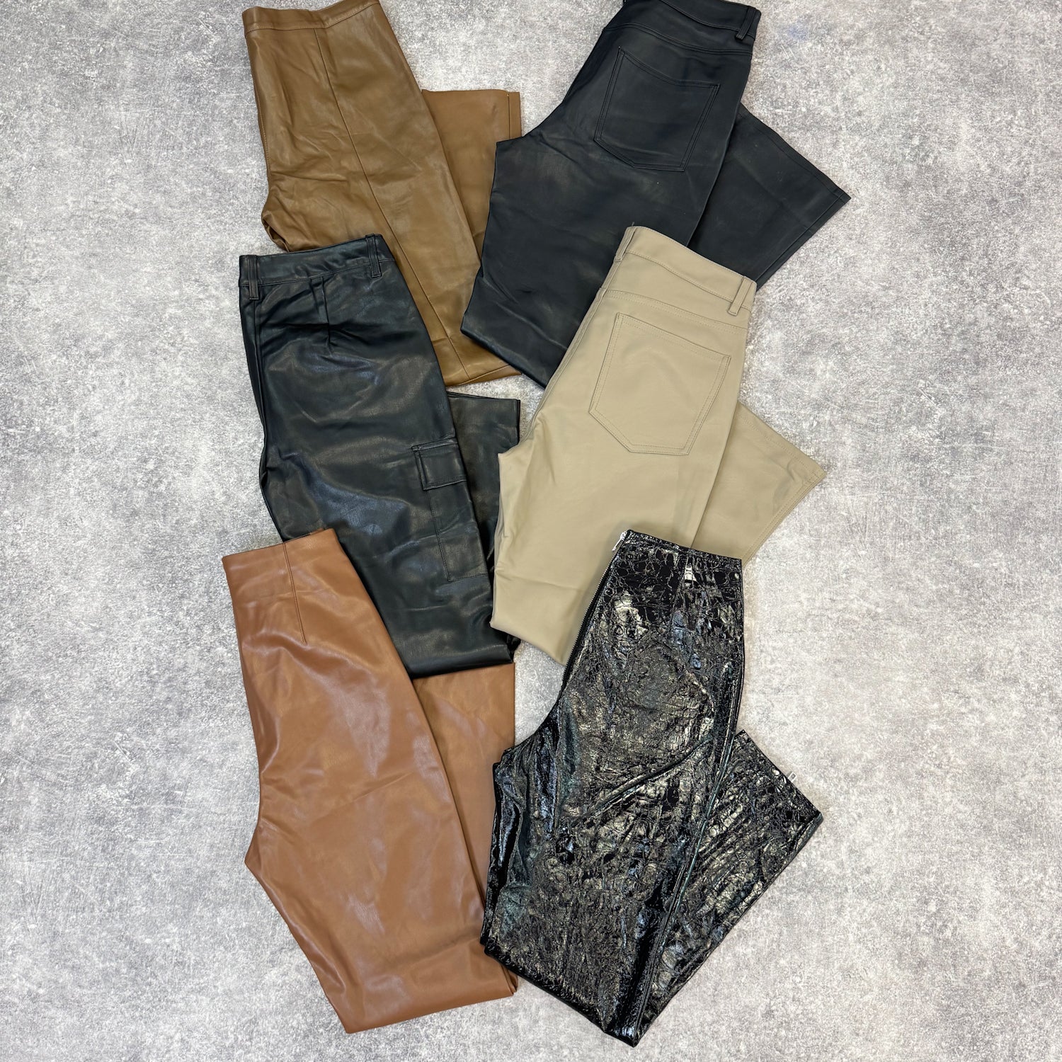 Pantalon-simili-cuir-femme-moderne-vetement-grossiste-friperie-wholesaler-seconde-main-marque-occasion-textile-piece-annees-80-90-2000-2010-french-pick