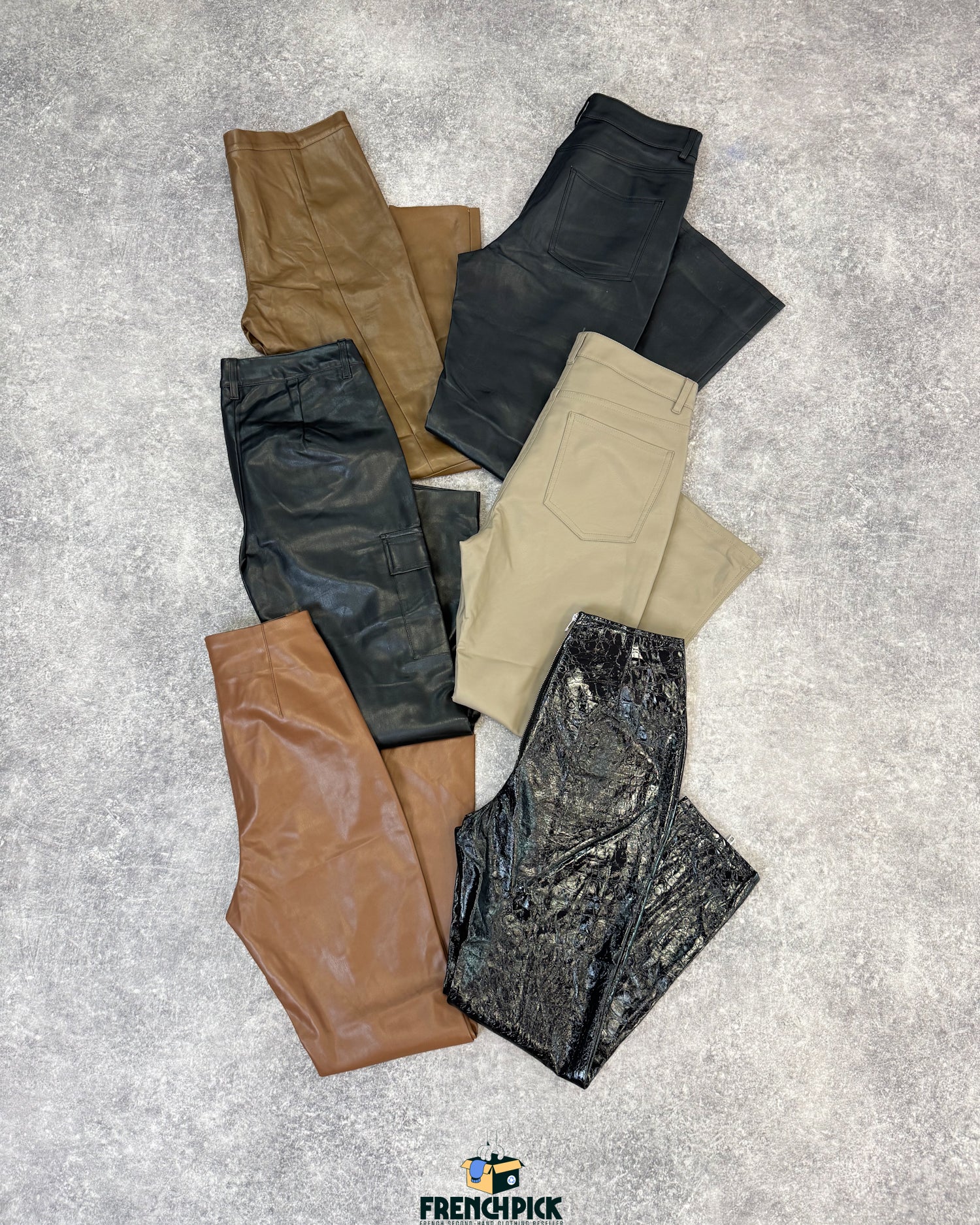 Pantalon-simili-cuir-femme-moderne-vetement-grossiste-friperie-wholesaler-seconde-main-marque-occasion-textile-piece-annees-80-90-2000-2010-french-pick