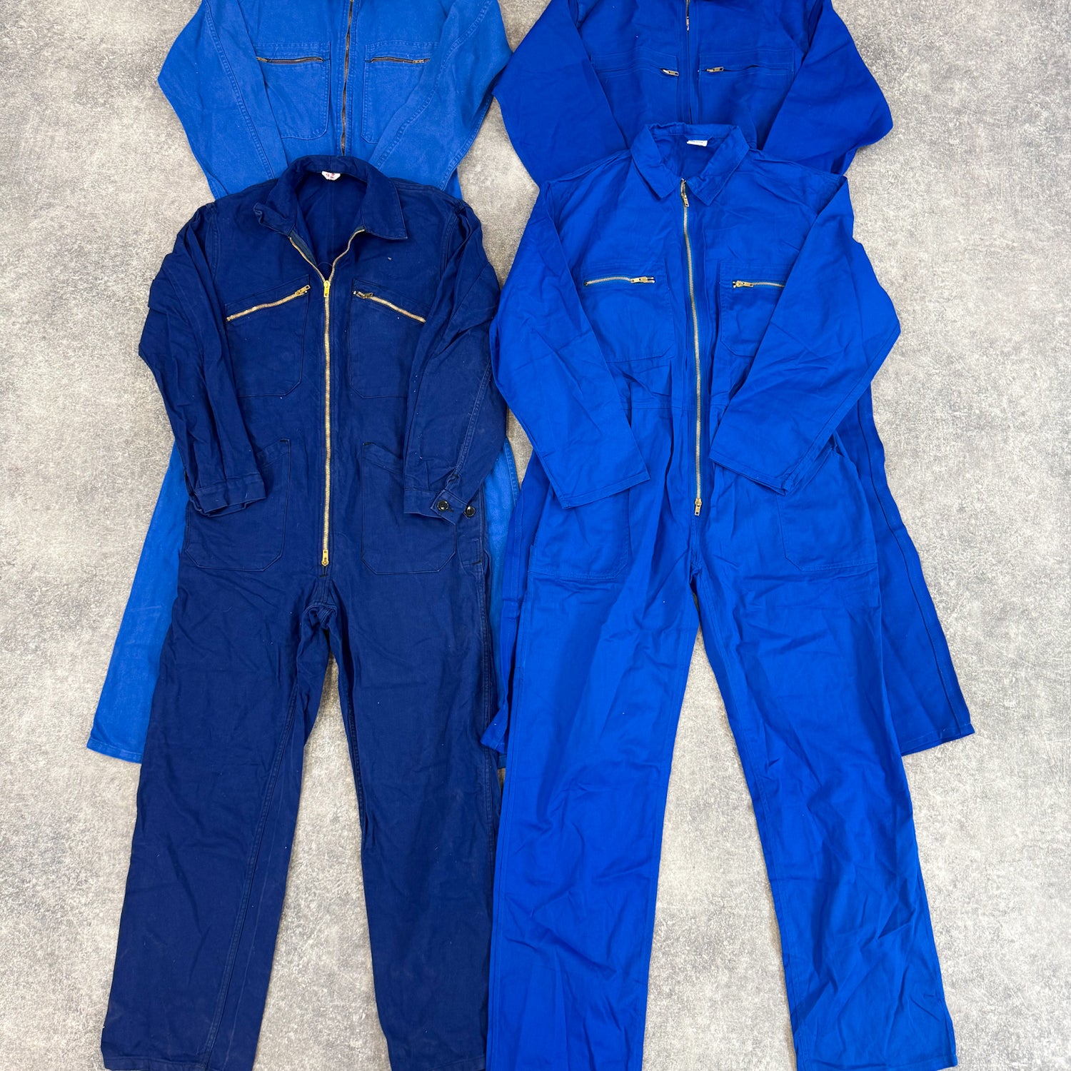 Salopette-combinaison-bleu-de-travail-chantier-homme-femme-vintage-moderne-80-90-vetement-grossiste-friperie-wholesaler-seconde-main-marque-occasion-textile-piece-80-90-2000-2010-french-pick