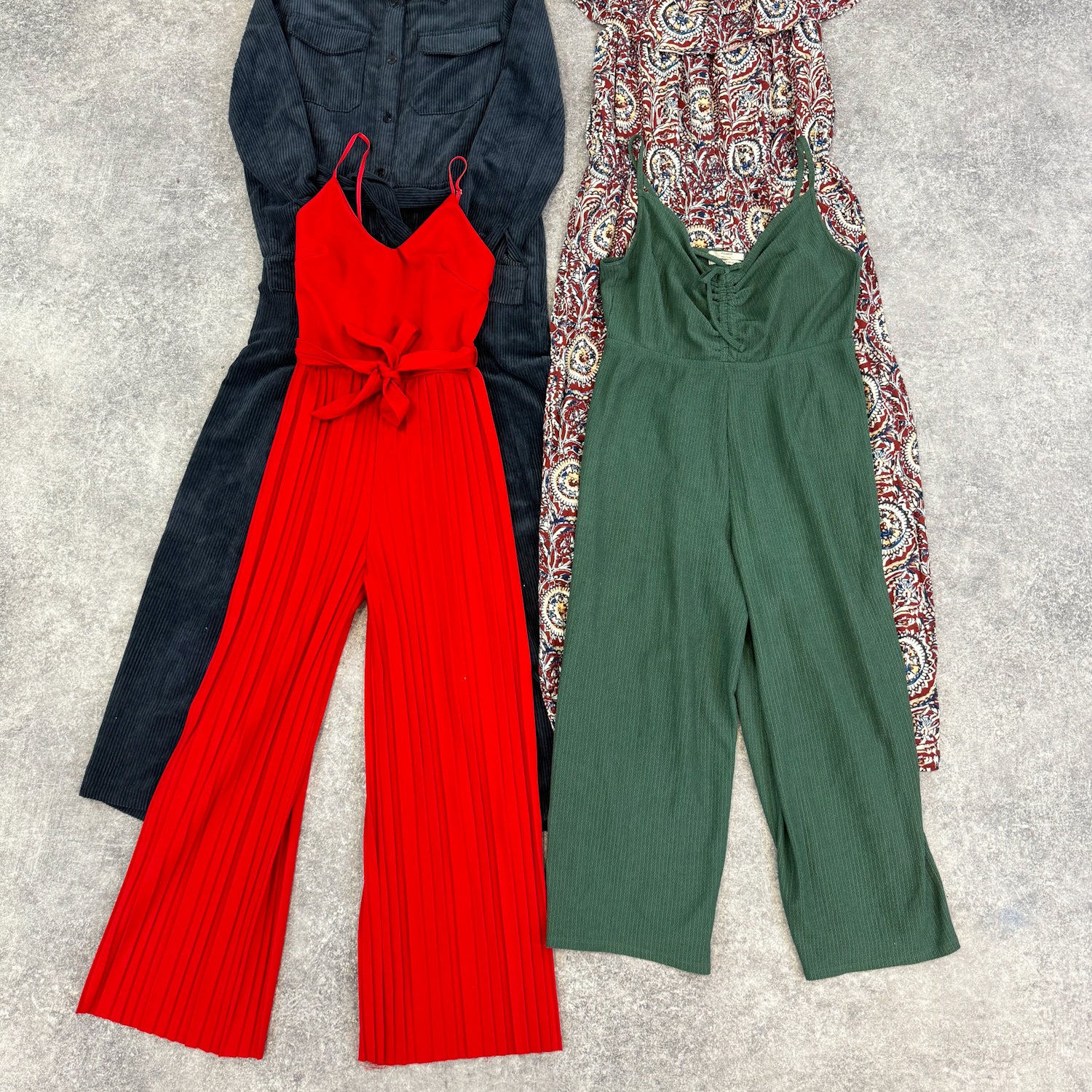 combinaison-femme-grossiste-vintage-moderne-vetement-friperie-wholesaler-seconde-main-80-90-2000-2010
