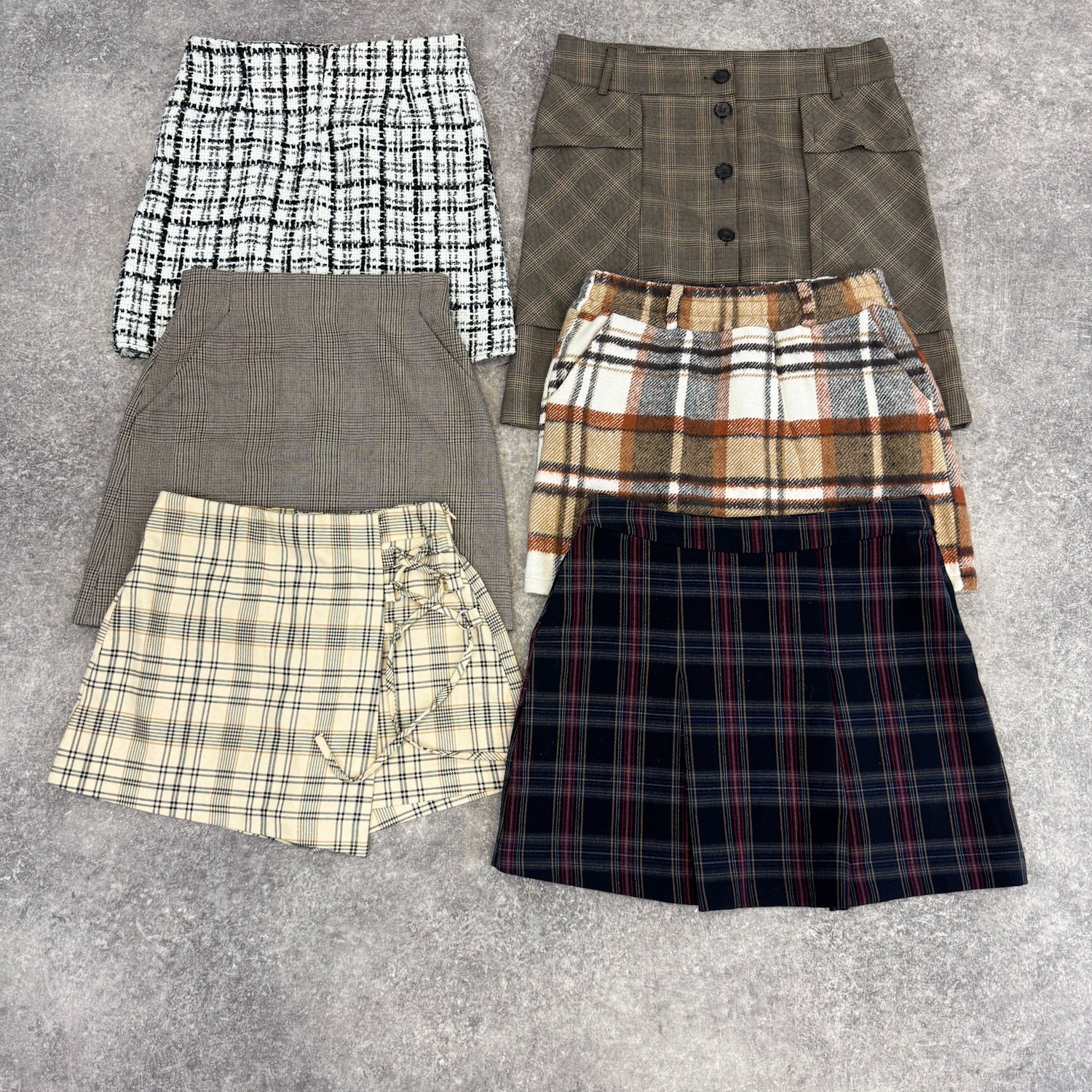 jupe-laine-carreaux-femme-moderne-vintage-vetement-grossiste-friperie-wholesaler-seconde-main-occasion-textile-piece-80-90-2000-2010