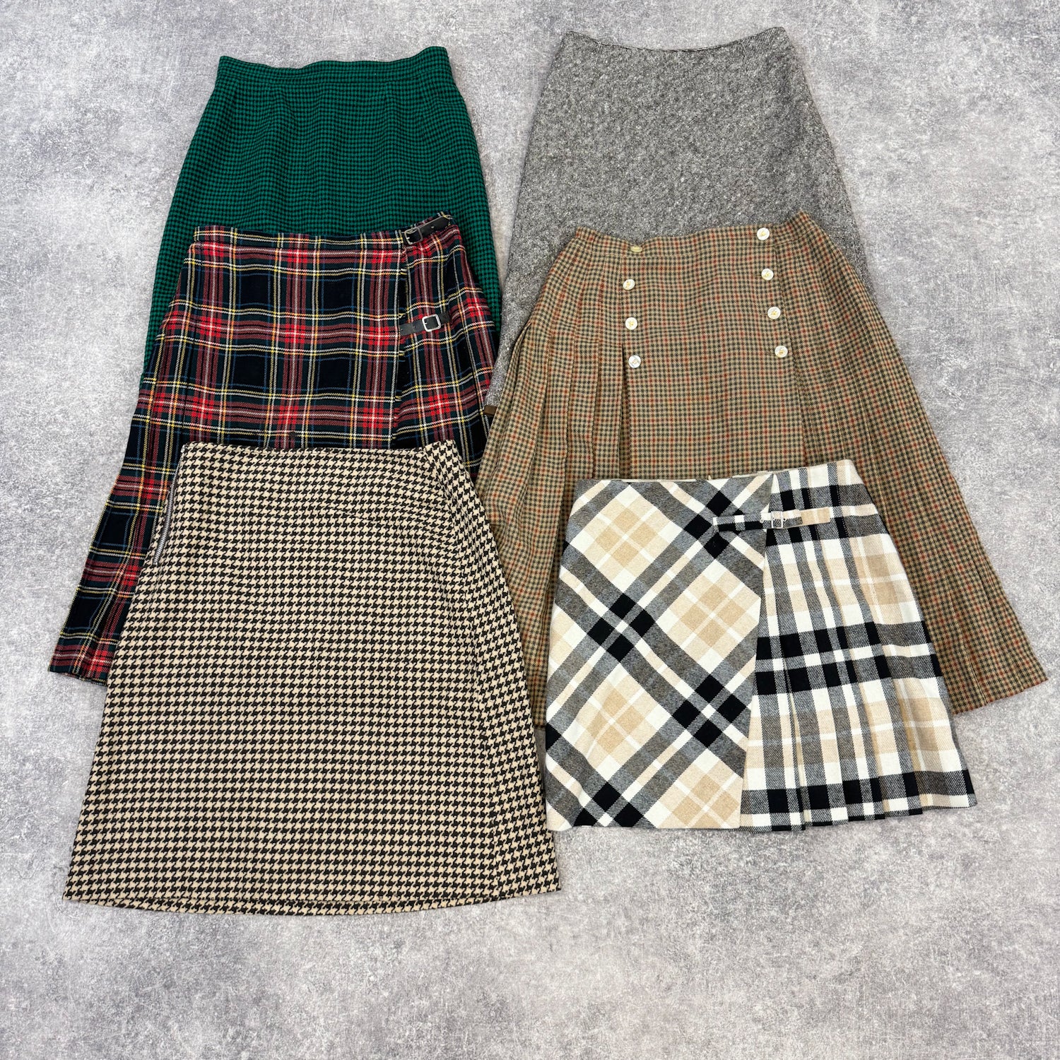 jupe-laine-carreaux-femme-moderne-vintage-vetement-grossiste-friperie-wholesaler-seconde-main-occasion-textile-piece-80-90-2000-2010