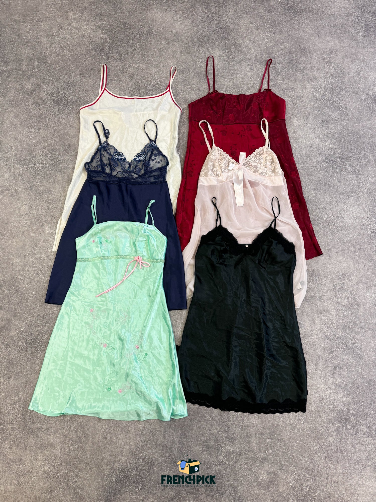 Vetement Italien Grossiste Vetement De Qualité Nuisettes Satinées D'occasion Grossiste Vêtements De Seconde