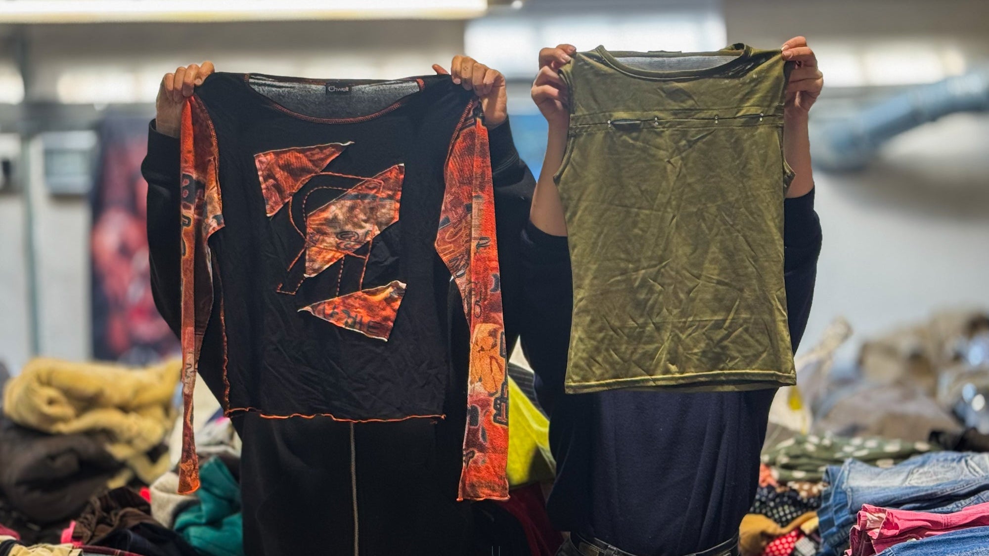 Sélection de vêtements vintage de seconde main, illustrant la revente rentable avec des pièces uniques et tendances pour boutiques ou plateformes en ligne comme Vinted et Vestiaire Collective.