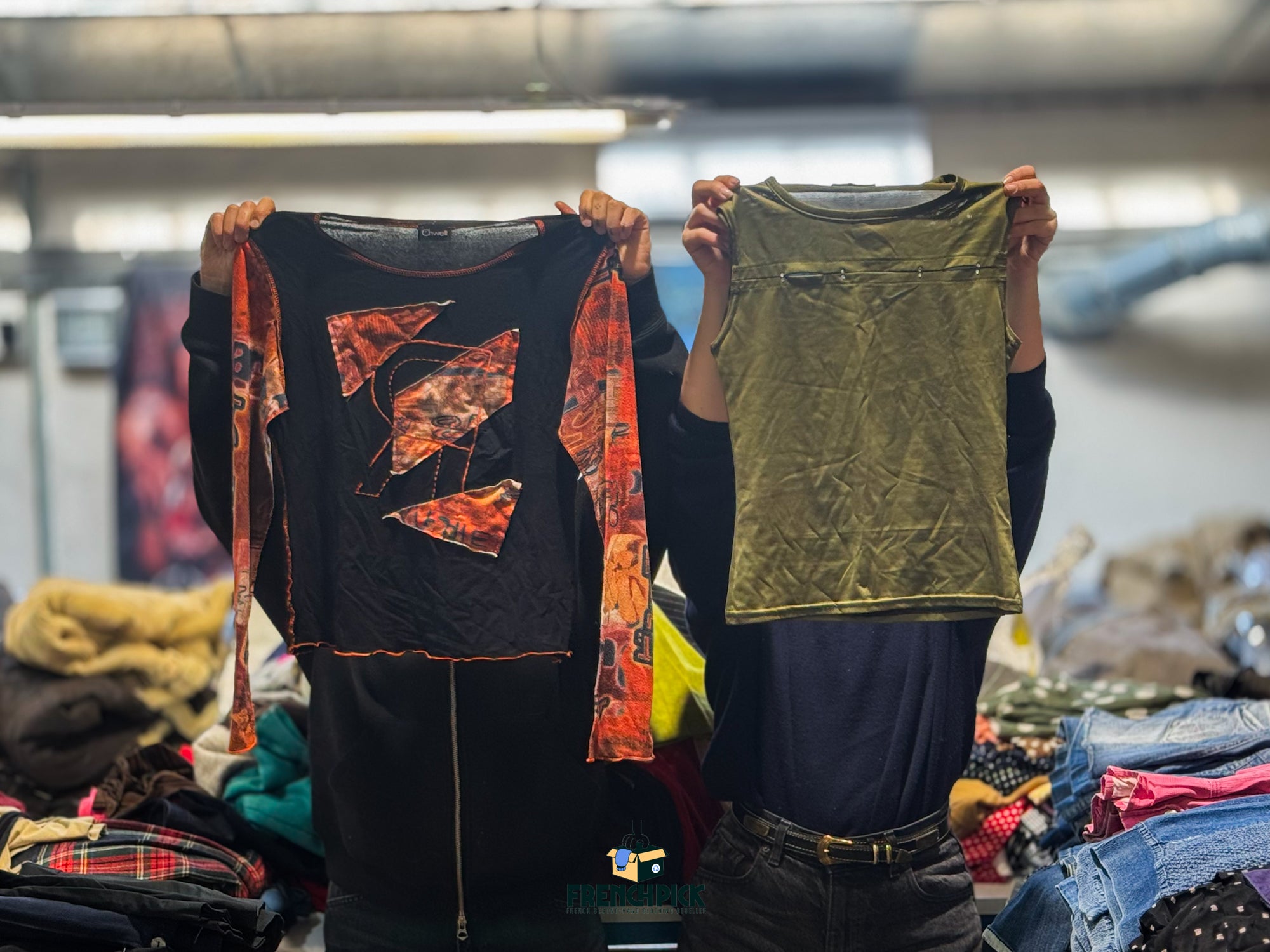 Sélection de vêtements vintage de seconde main, illustrant la revente rentable avec des pièces uniques et tendances pour boutiques ou plateformes en ligne comme Vinted et Vestiaire Collective.