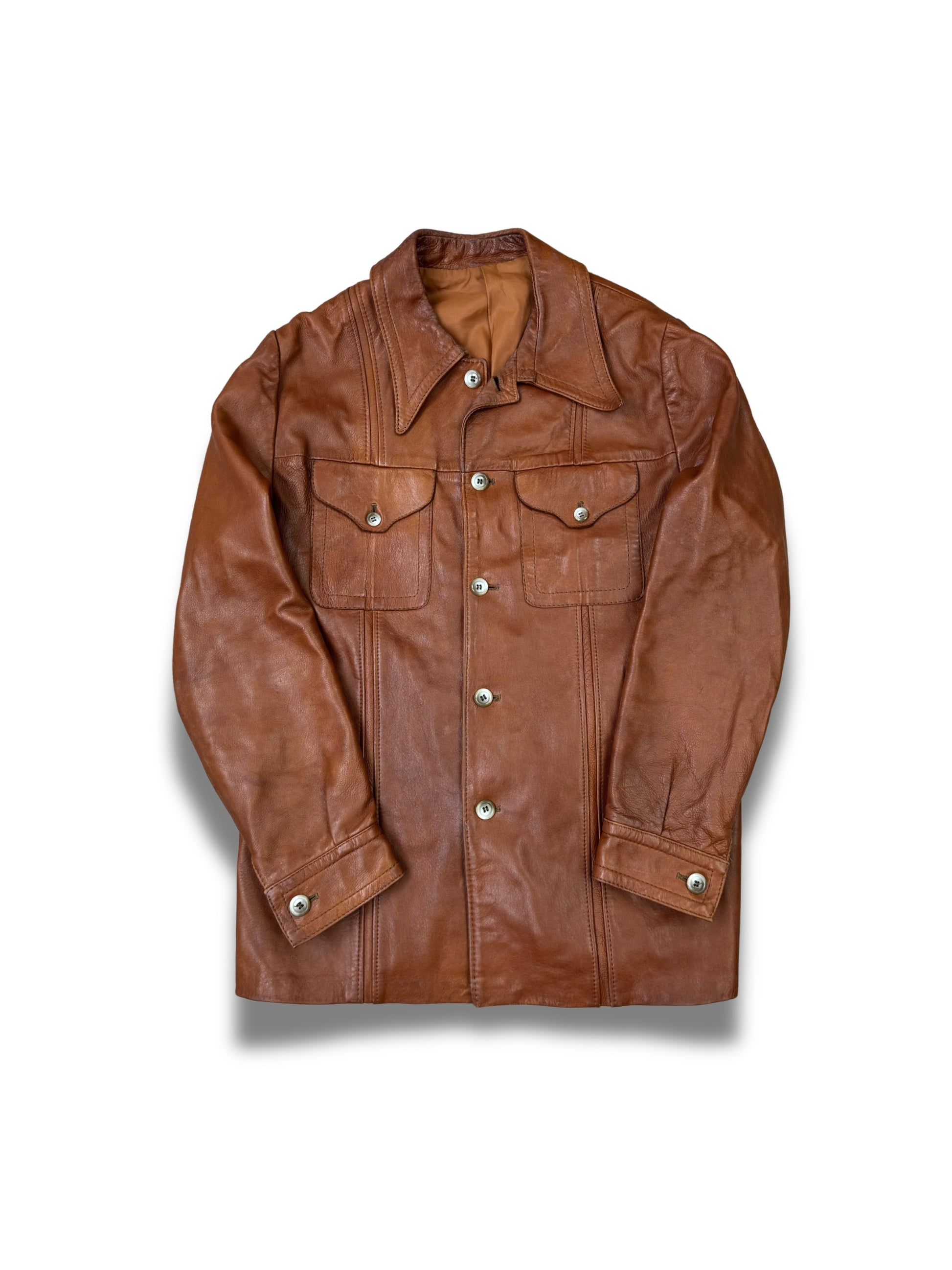 cuirs-veste-en-cuir-blazer-vintage-vrai-cuir-de-vache-daimpatine-ancien-homme-vintage-vetements-femme-vintage-vetement-grossiste-friperie-wholesaler-seconde-main-marque-occasion-textile-piece-annees-80-90-2000-2010-french-pick-reseller-vinted-reseller-vinted-vente-en-ligne
