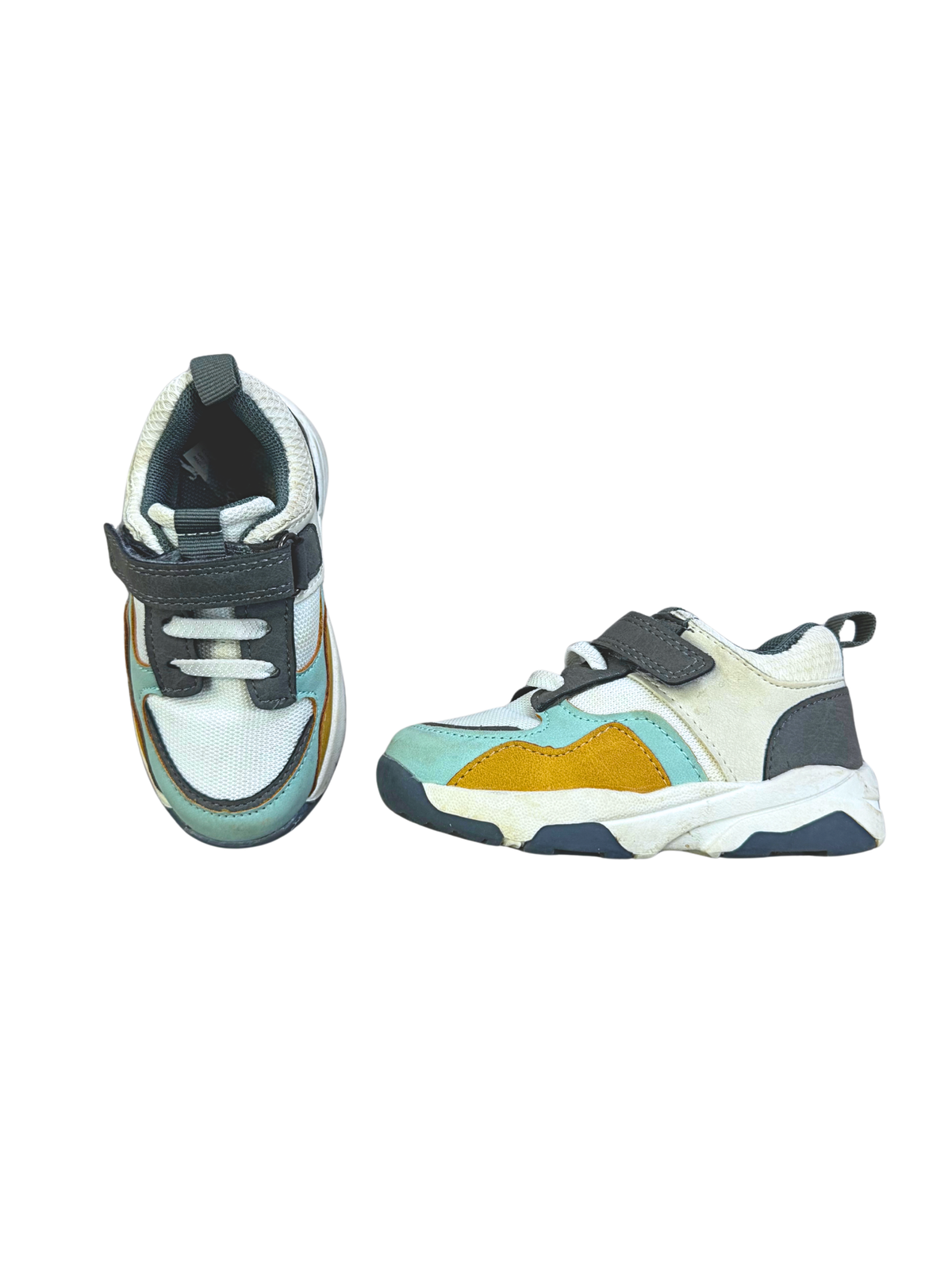 chaussure-basket-sandale-sneackers-sandalette-bottine-bebe-enfant-fille-garçon-marque-brand-adidas-creeks-puma-nike-dg-lotto-kipsta-ikks-birkenstock-moderne-vetements-vintage-moderne-grossiste-friperie-fripe-wholesaler-seconde-main-marque-occasion-textile-piece-annees-80-90-2000-2010-french-pick-reseller-vinted-reseller-vinted-vente-en-ligne