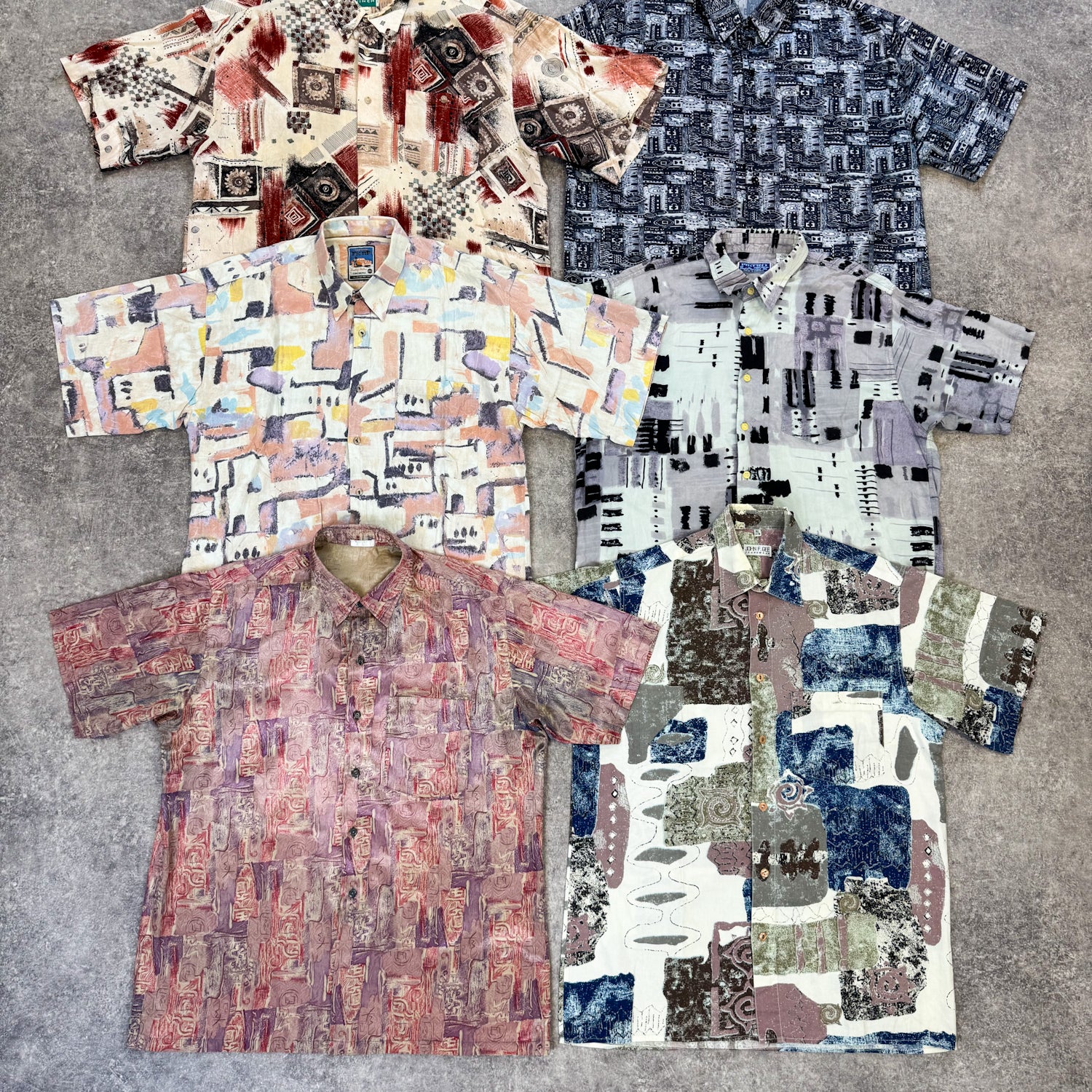 chemise-manches-courtes-motifs-annees-90-s-homme-vintage-vetement-grossiste-friperie-wholesaler-seconde-main-marque-occasion-textile-piece-80-90-2000-2010-french-pick