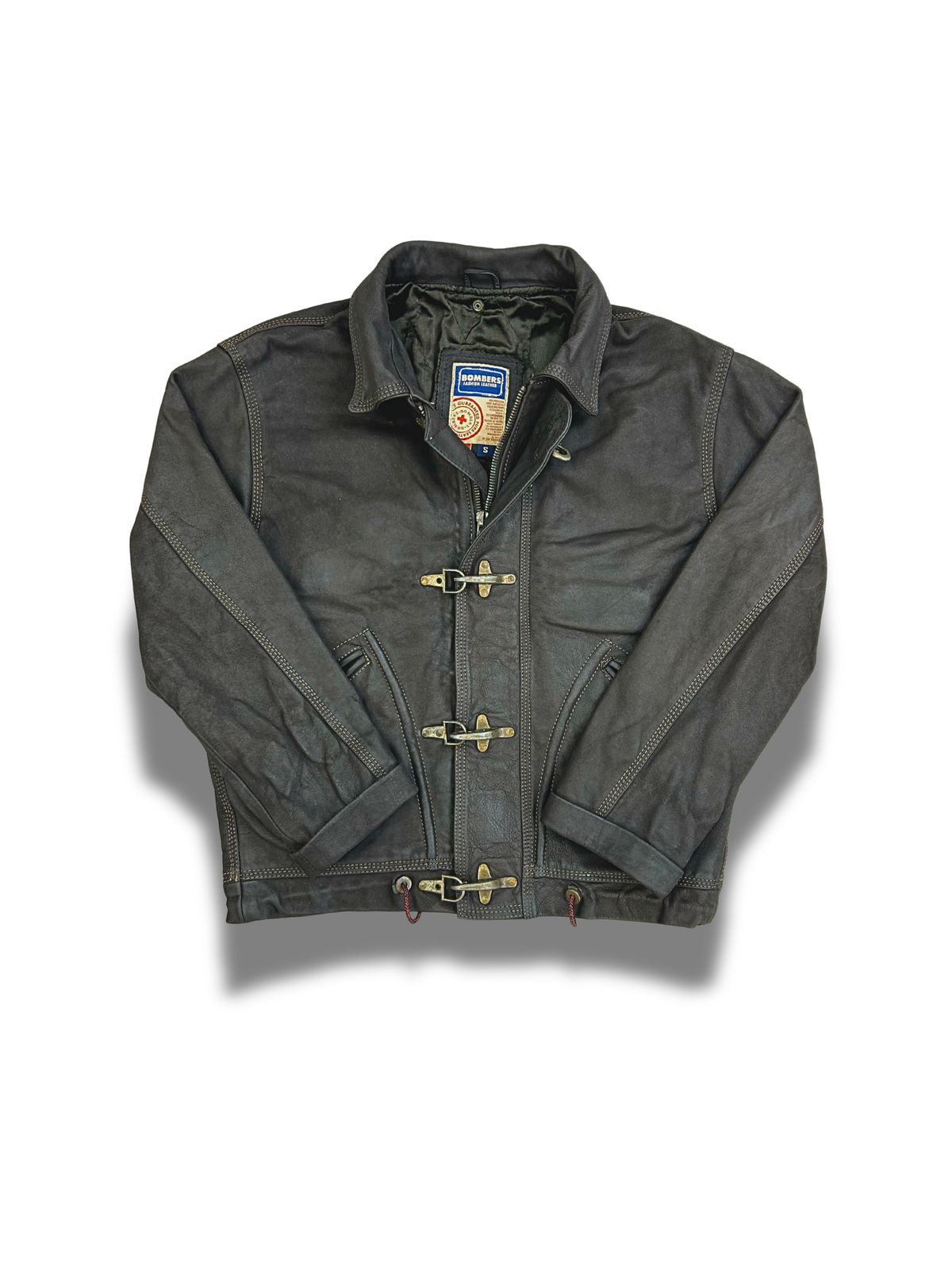 cuirs-veste-en-cuir-toggle-fermeture-toggle-daim-blazer-vintage-vrai-cuir-de-vache-daimpatine-ancien-outdoor-workwear-homme-femme-vintage-vetements-homme-vintage-vetement-grossiste-friperie-wholesaler-seconde-main-marque-occasion-textile-piece-annees-80-90-2000-2010-french-pick-reseller-vinted-reseller-vinted-vente-en-ligne