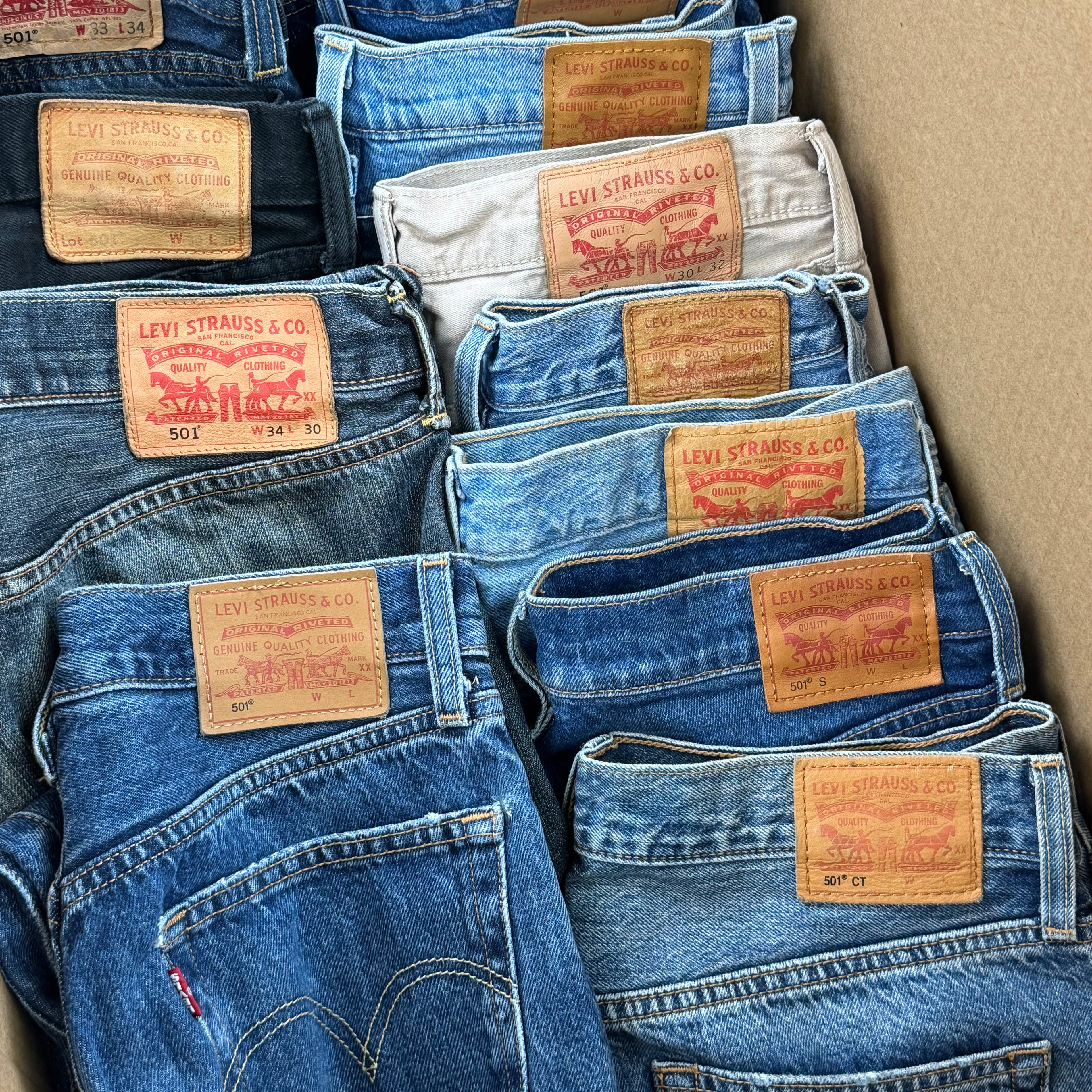 Jean-levis-levi-s-denim-femme-homme-ete-hiver-marque-moderne-501-made-in-usa-moderne-vetement-grossiste-friperie-wholesaler-seconde-main-occasion-textile-piece-80-90-2000-2010-french-pick-reseller-vinted