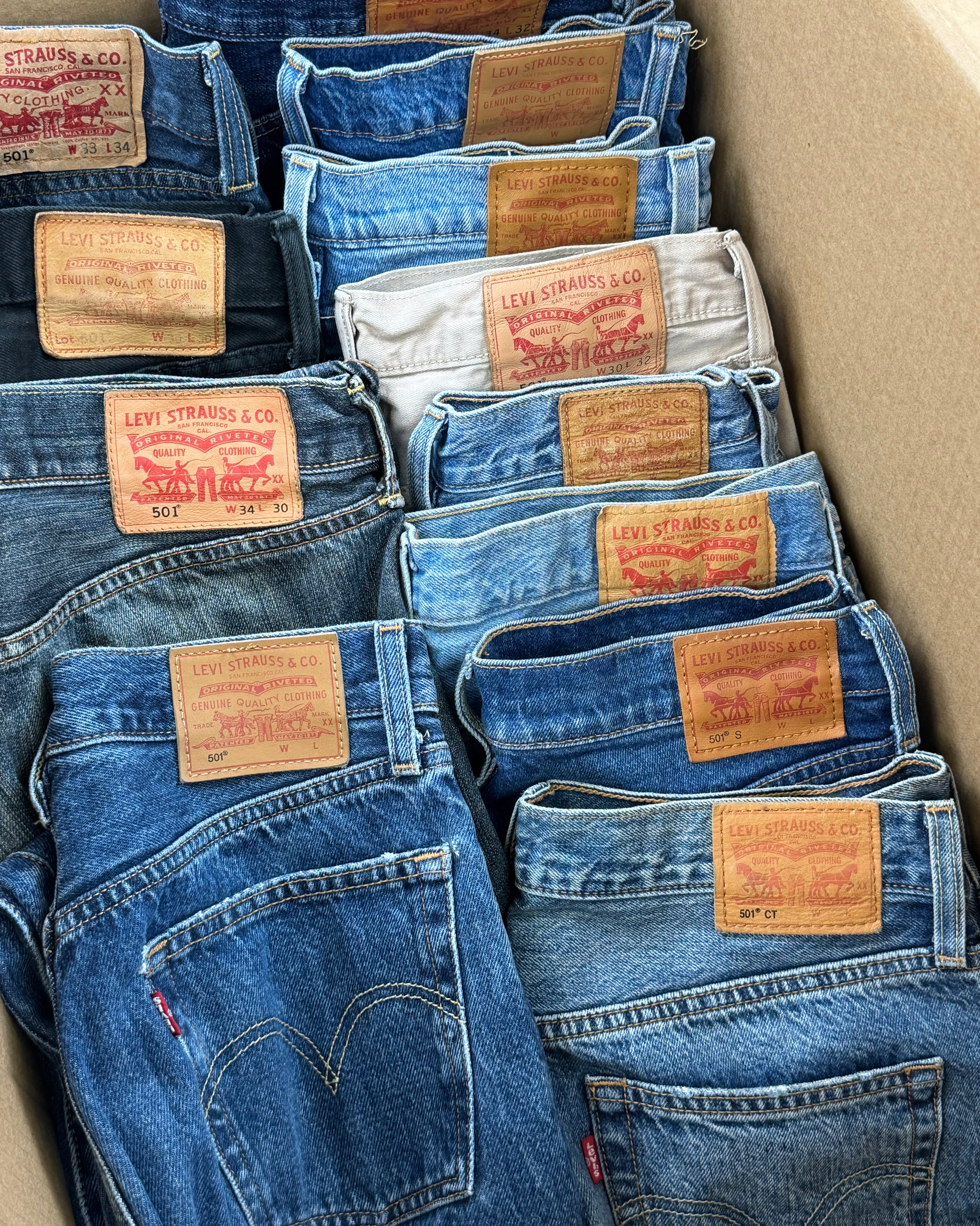 Jean-levis-levi-s-denim-femme-homme-ete-hiver-marque-moderne-501-made-in-usa-moderne-vetement-grossiste-friperie-wholesaler-seconde-main-occasion-textile-piece-80-90-2000-2010-french-pick-reseller-vinted