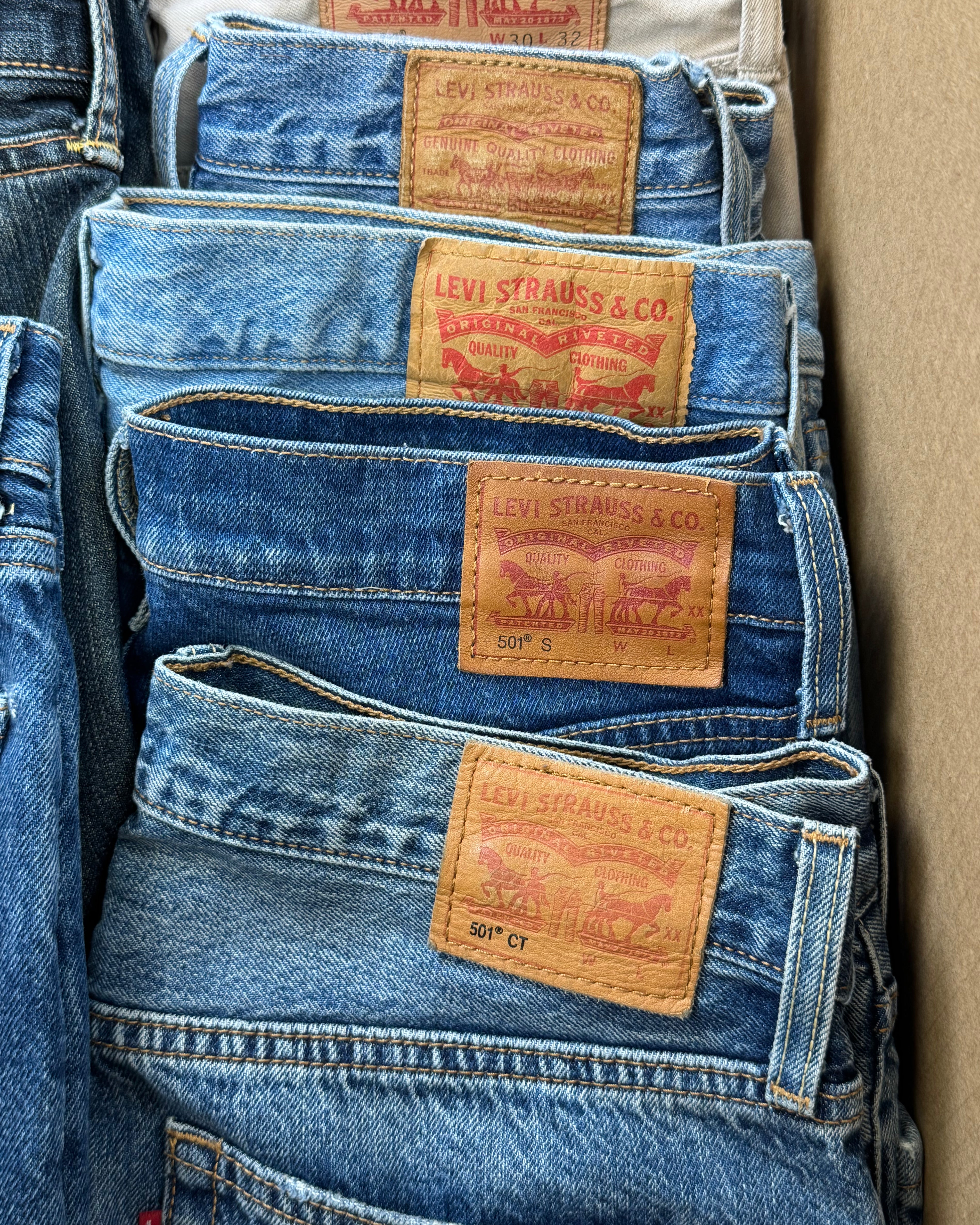 Jean-levis-levi-s-denim-femme-homme-ete-hiver-marque-moderne-501-made-in-usa-moderne-vetement-grossiste-friperie-wholesaler-seconde-main-occasion-textile-piece-80-90-2000-2010-french-pick-reseller-vinted