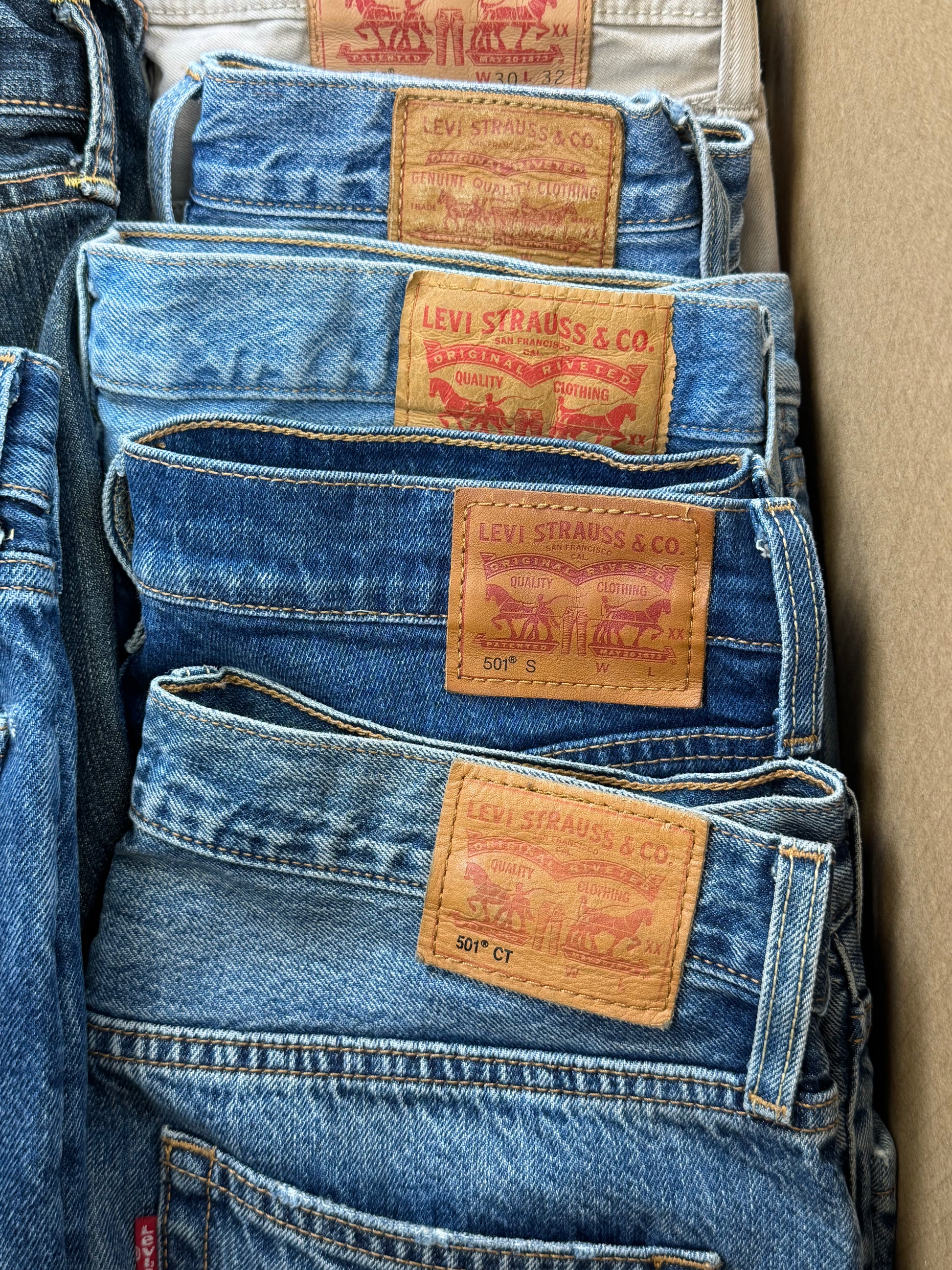 Jean-levis-levi-s-denim-femme-homme-ete-hiver-marque-moderne-501-made-in-usa-moderne-vetement-grossiste-friperie-wholesaler-seconde-main-occasion-textile-piece-80-90-2000-2010-french-pick-reseller-vinted
