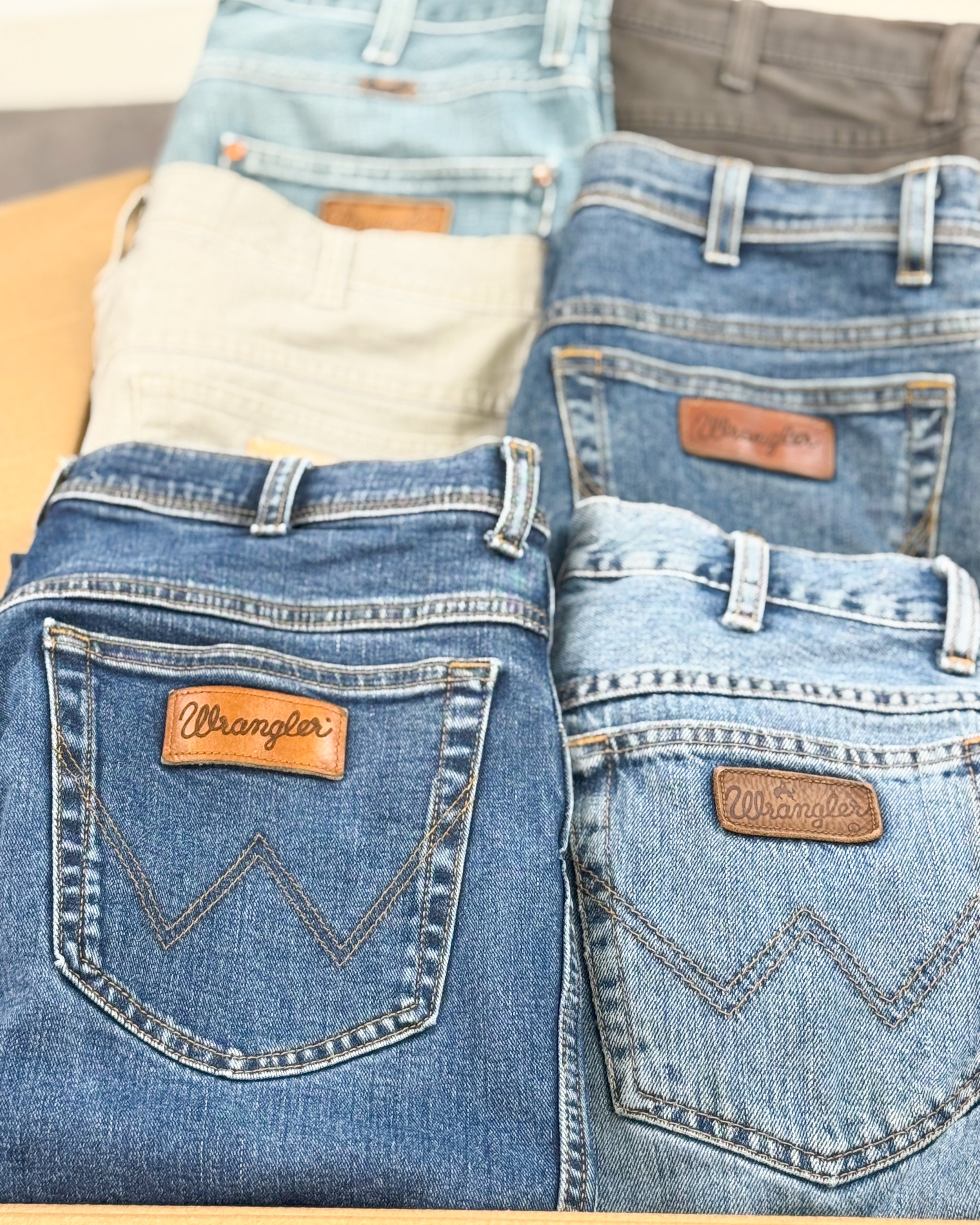Jean-wrangler-marque-denim-femme-homme-ete-hiver-marque-vintage-moderne-vetement-grossiste-friperie-wholesaler-seconde-main-occasion-textile-piece-80-90-2000-2010-french-pick-reseller-vinted