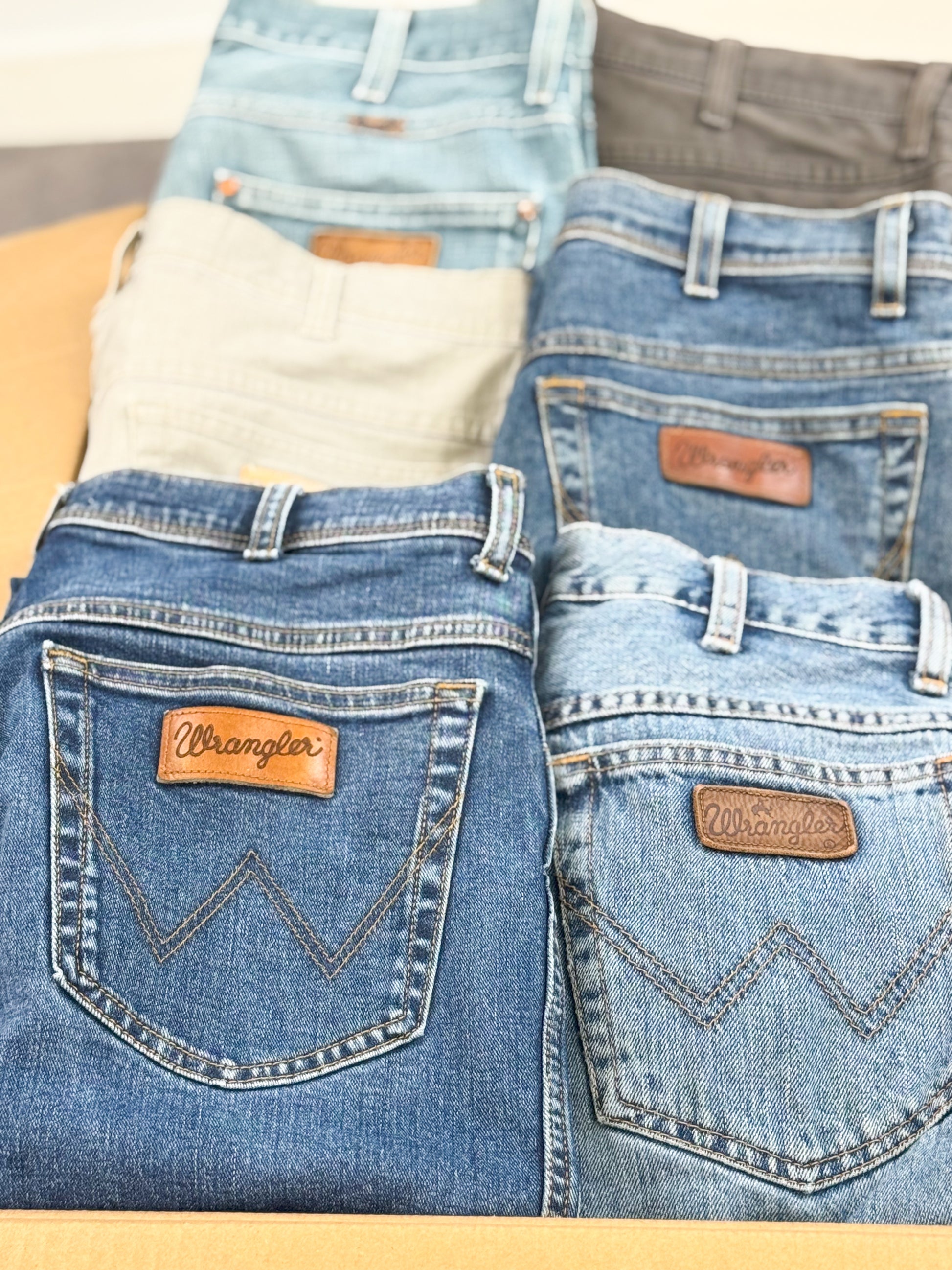 Jean-wrangler-marque-denim-femme-homme-ete-hiver-marque-vintage-moderne-vetement-grossiste-friperie-wholesaler-seconde-main-occasion-textile-piece-80-90-2000-2010-french-pick-reseller-vinted