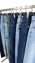 jean-jeans-coupe-droite-femme-moderne-vetements-denim-bleu-moderne-ete-hiver-vetement-vintage-grossiste-friperie-wholesaler-seconde-main-marque-occasion-revente-textile-piece-80-90-2000-2010-Y2K-french-pick-reseller-vinted