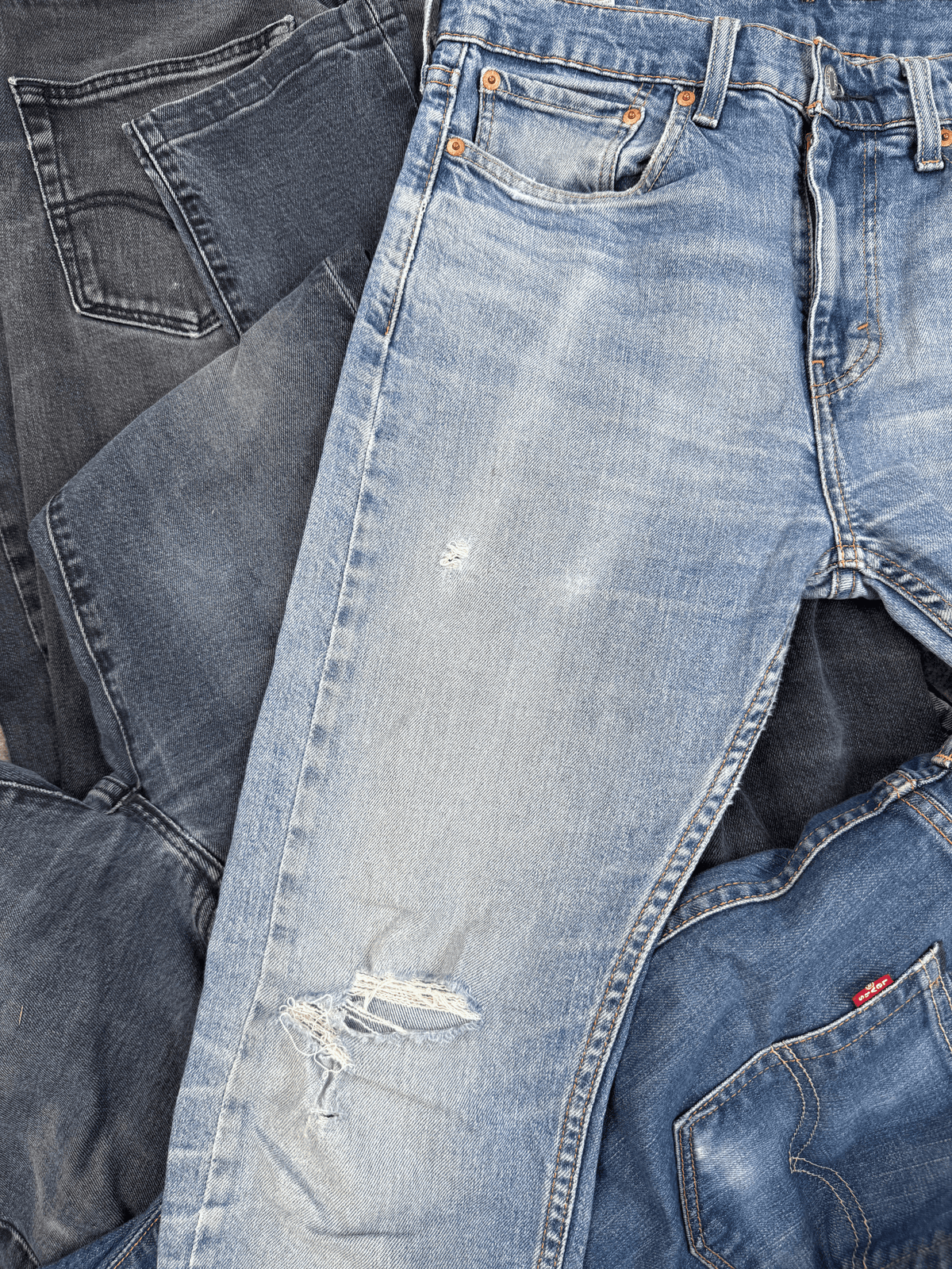 jeans-levis-marque-brand-bleu-grade-b-moderne-vetements-vintage-moderne-grossiste-friperie-fripe-wholesaler-seconde-main-marque-occasion-textile-piece-annees-80-90-2000-2010-french-pick-reseller-vinted-reseller-vinted-vente-en-ligne