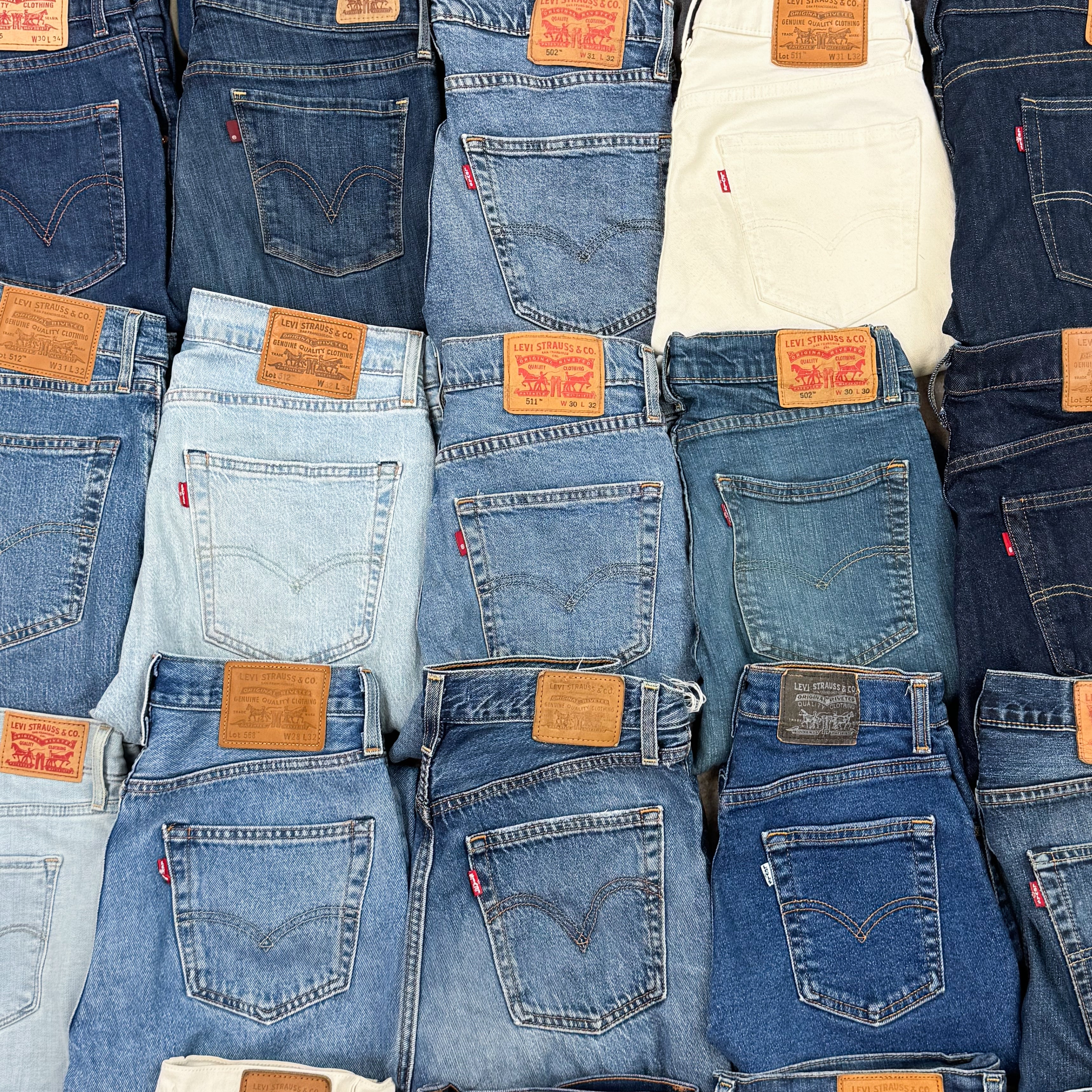 Jean-levis-levi-s-denim-femme-homme-ete-hiver-marque-vintage-501-vintage-moderne-vetement-grossiste-friperie-wholesaler-seconde-main-occasion-textile-piece-80-90-2000-2010-french-pick-reseller-vinted