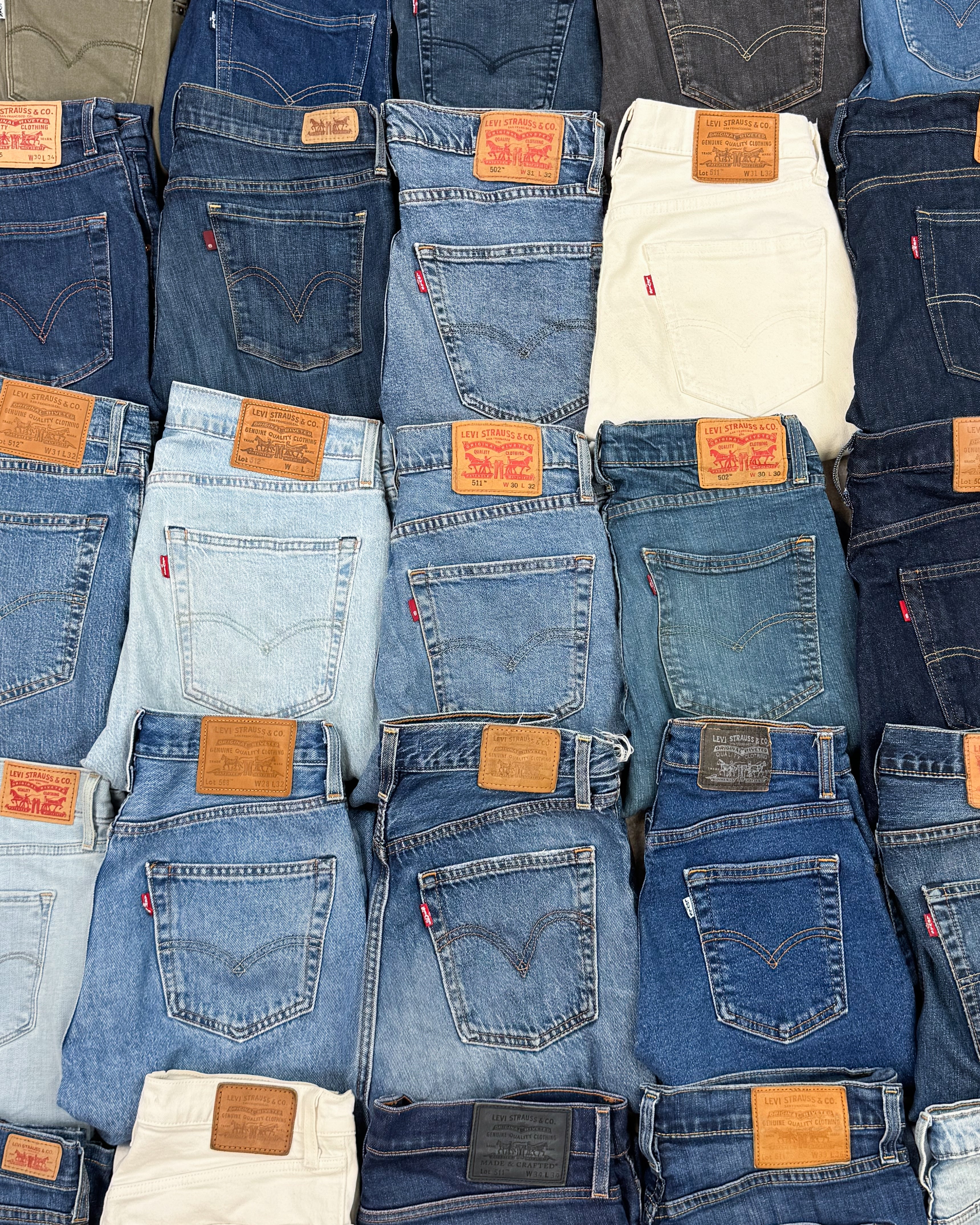 Jean-levis-levi-s-denim-femme-homme-ete-hiver-marque-vintage-501-vintage-moderne-vetement-grossiste-friperie-wholesaler-seconde-main-occasion-textile-piece-80-90-2000-2010-french-pick-reseller-vinted