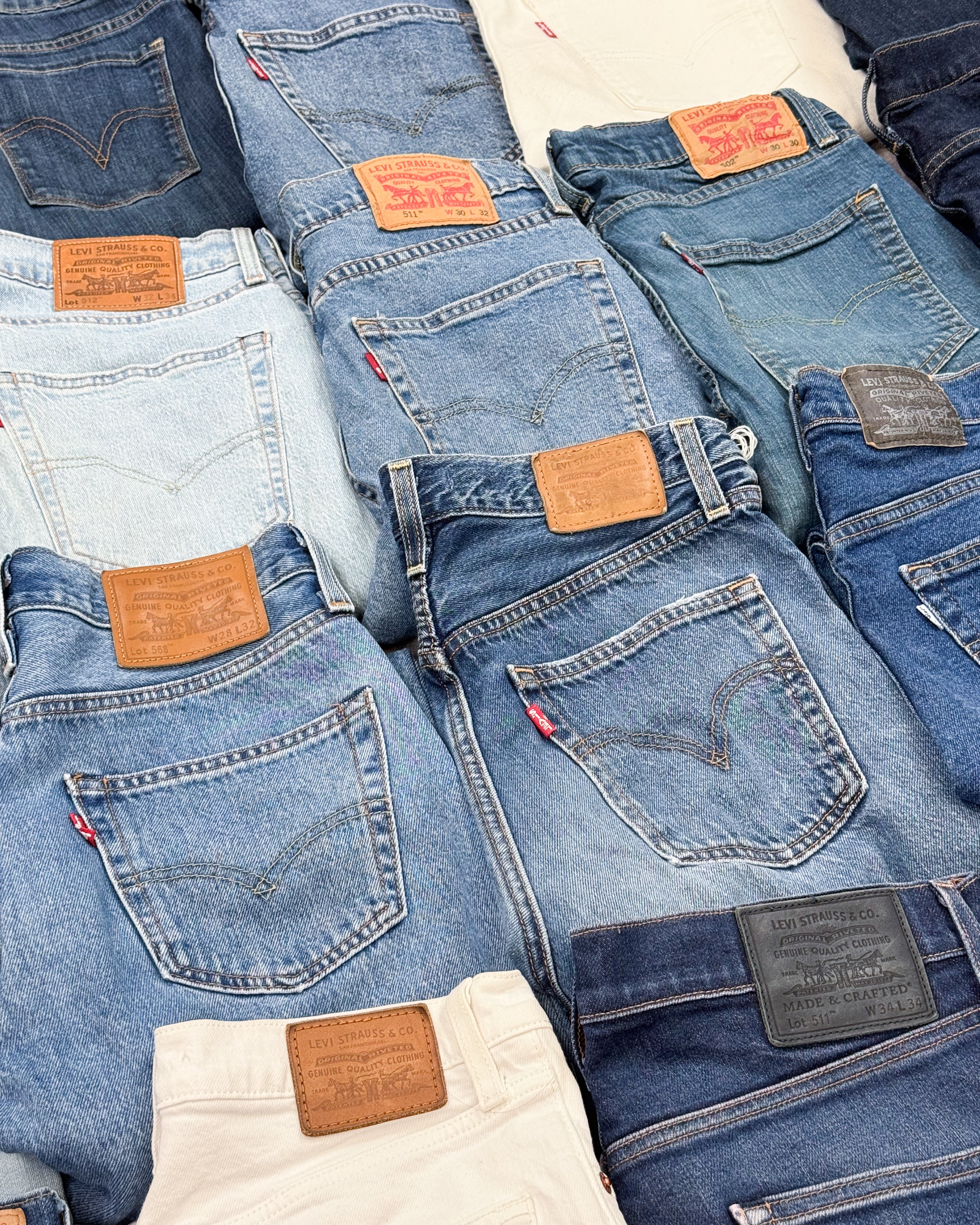 Jean-levis-levi-s-denim-femme-homme-ete-hiver-marque-vintage-501-vintage-moderne-vetement-grossiste-friperie-wholesaler-seconde-main-occasion-textile-piece-80-90-2000-2010-french-pick-reseller-vinted