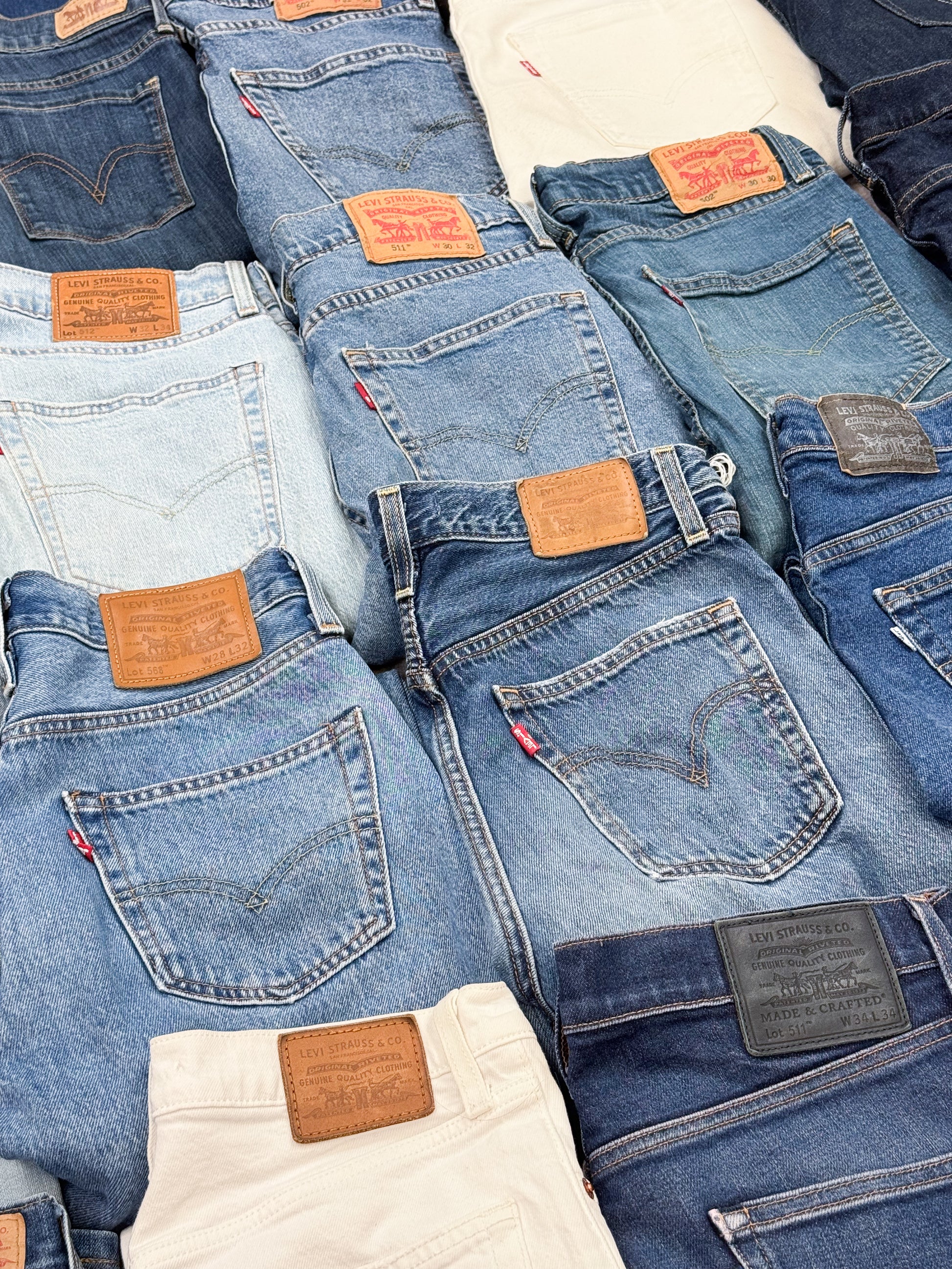 Jean-levis-levi-s-denim-femme-homme-ete-hiver-marque-vintage-501-vintage-moderne-vetement-grossiste-friperie-wholesaler-seconde-main-occasion-textile-piece-80-90-2000-2010-french-pick-reseller-vinted
