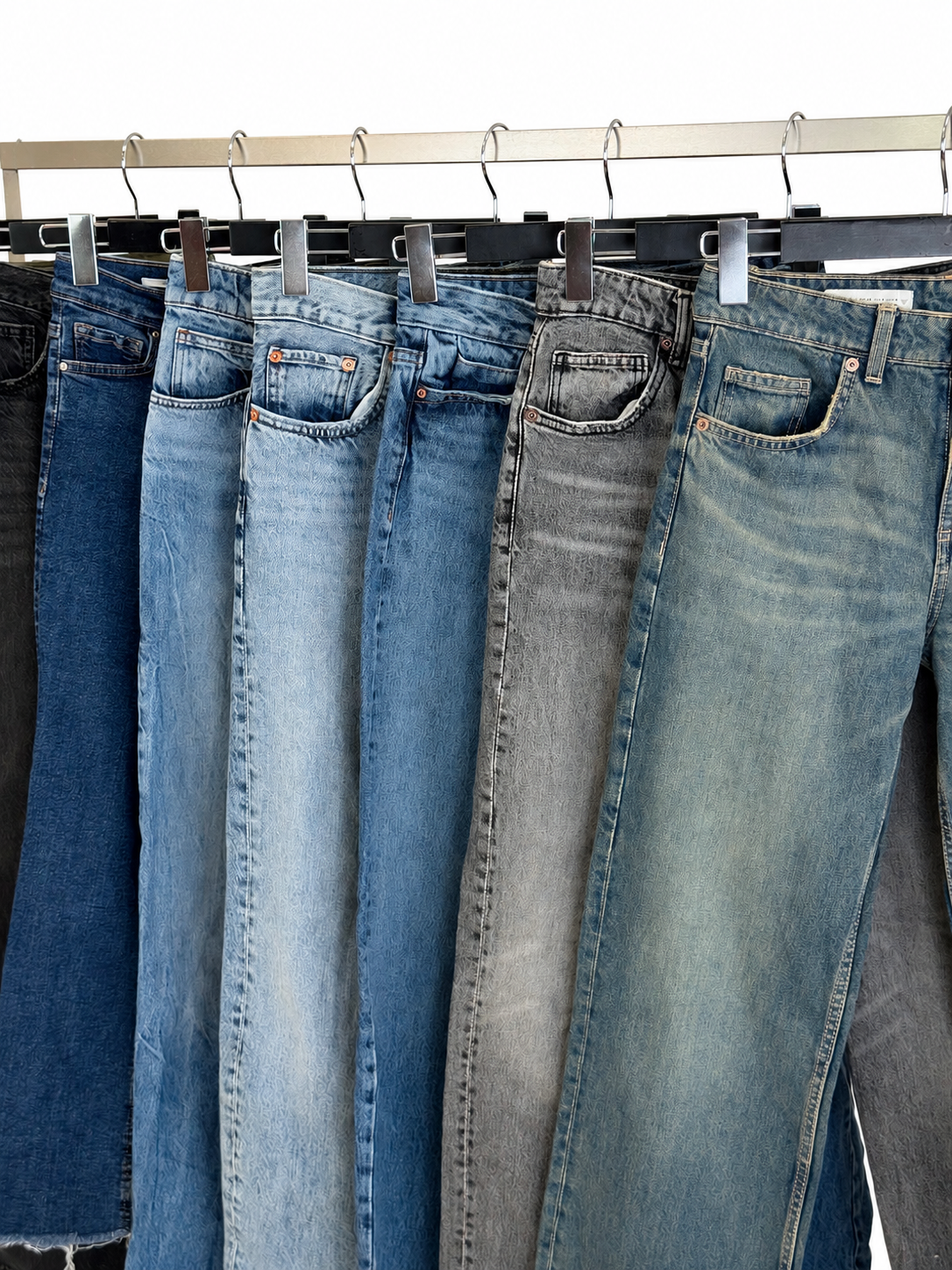 jean-jeans-denim-zara-mango-vetements-ete-femme-vetements-coupe-ajustee-droite-large-oversize-regular-moderne-femme-ete-printemps-automne-hiver-vetement-vintage-grossiste-friperie-wholesaler-seconde-main-marque-occasion-textile-piece-80-90-2000-2010-Y2K-french-pick-reseller-revente-en-ligne