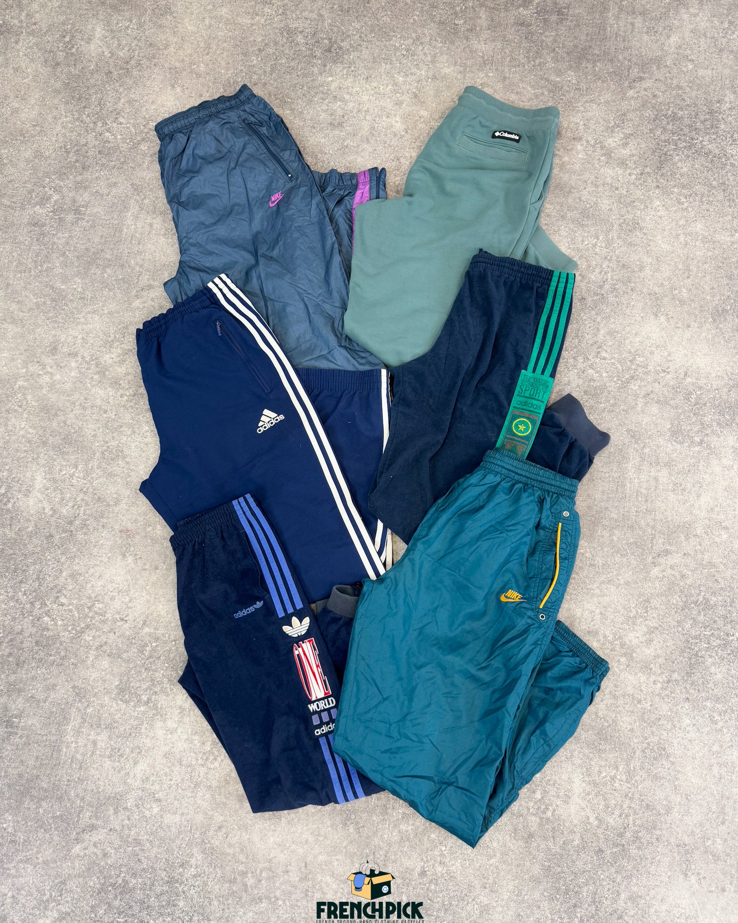 pantalon-jogging-homme-marque-brand-lacoste-ralph-lauren-hugo-boss-columbia-femme-moderne-vintage-vetement-grossiste-friperie-wholesaler-seconde-main-marque-occasion-textile-piece-80-90-2000-2010-french-pick