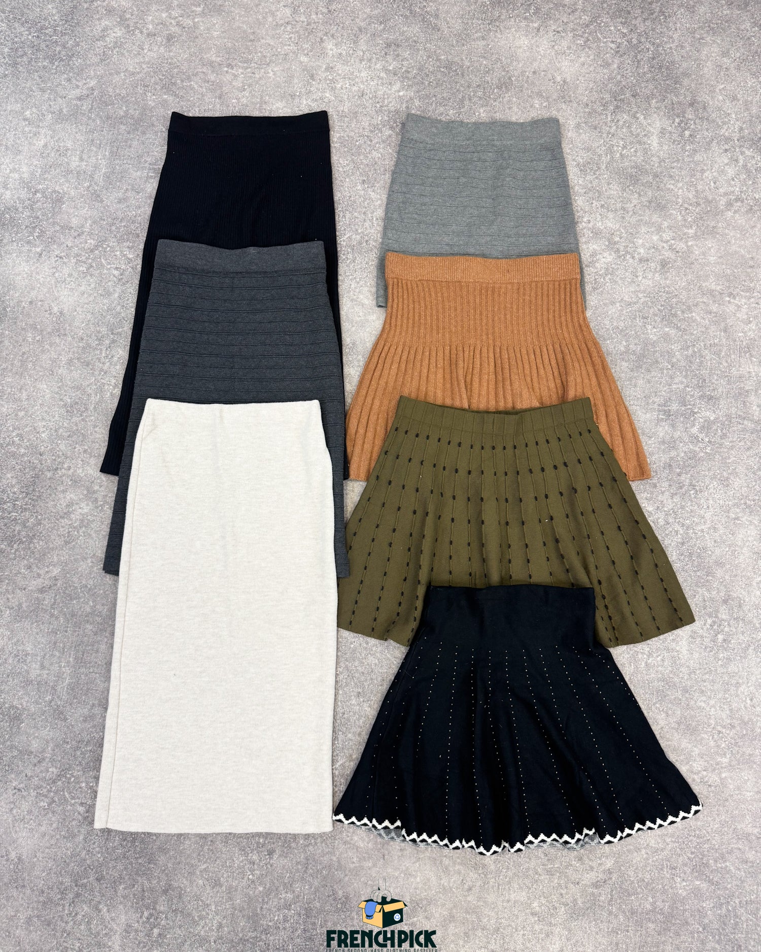jupe-tricot-laine-emme-moderne-vintage-vetement-grossiste-friperie-wholesaler-seconde-main-occasion-textile-piece-80-90-2000-2010