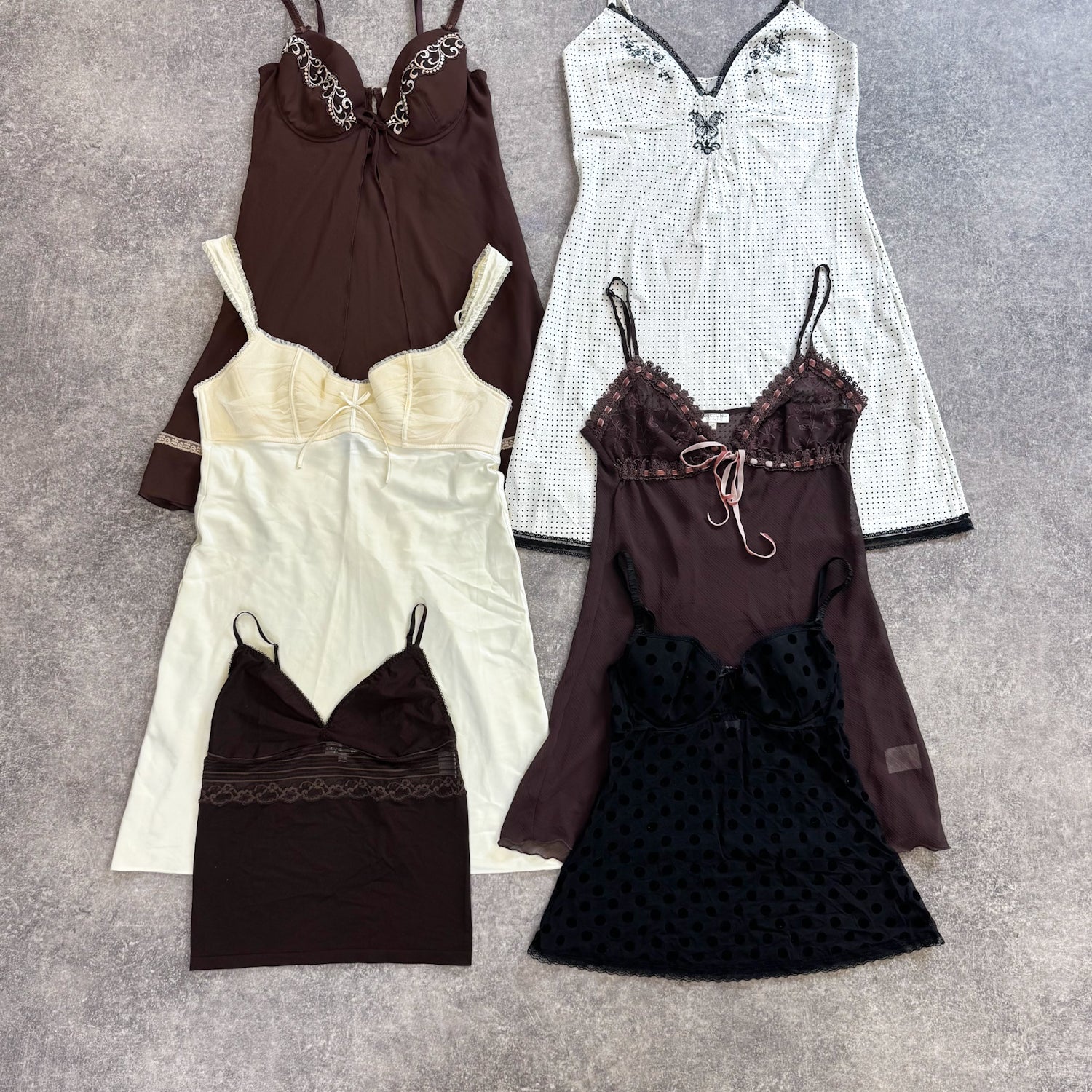 corset-body-lingerie-haut-de-gamme-marques-dentelle-femme-vintage-moderne-vetement-grossiste-friperie-wholesaler-seconde-main-marque-occasion-textile-piece-annees-80-90-2000-2010-french-pick