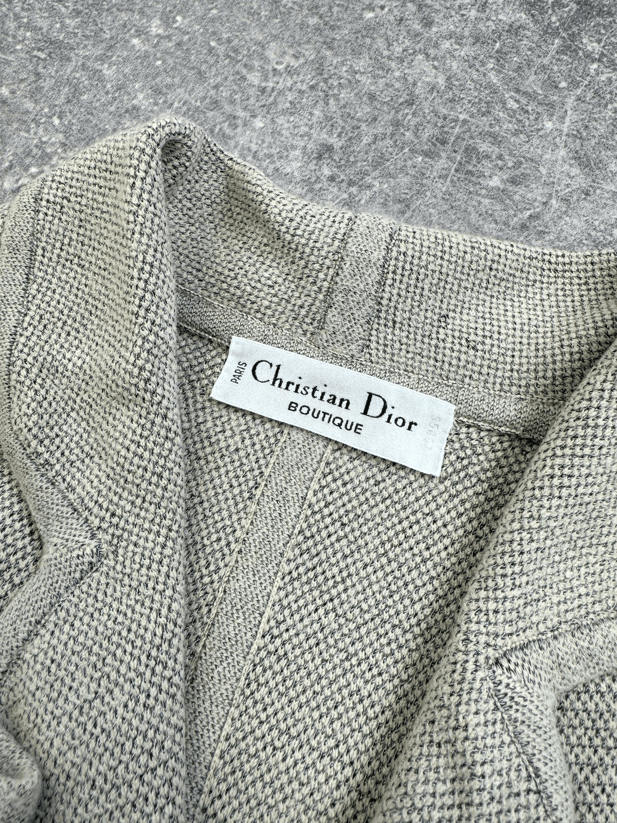 vetements-de-luxe-femme-jupe-robe-gilet-blazer-chemise-christian-dior-givenchy-kenzo-armany-lanvin-burberry-emporio-armani-prada-versace-moncler-femme-ete-hiver-vetement-vintage-moderne-grossiste-friperie-wholesaler-seconde-main-marque-occasion-revente-textile-piece-80-90-2000-2010-Y2K-french-pick-reseller-vinted