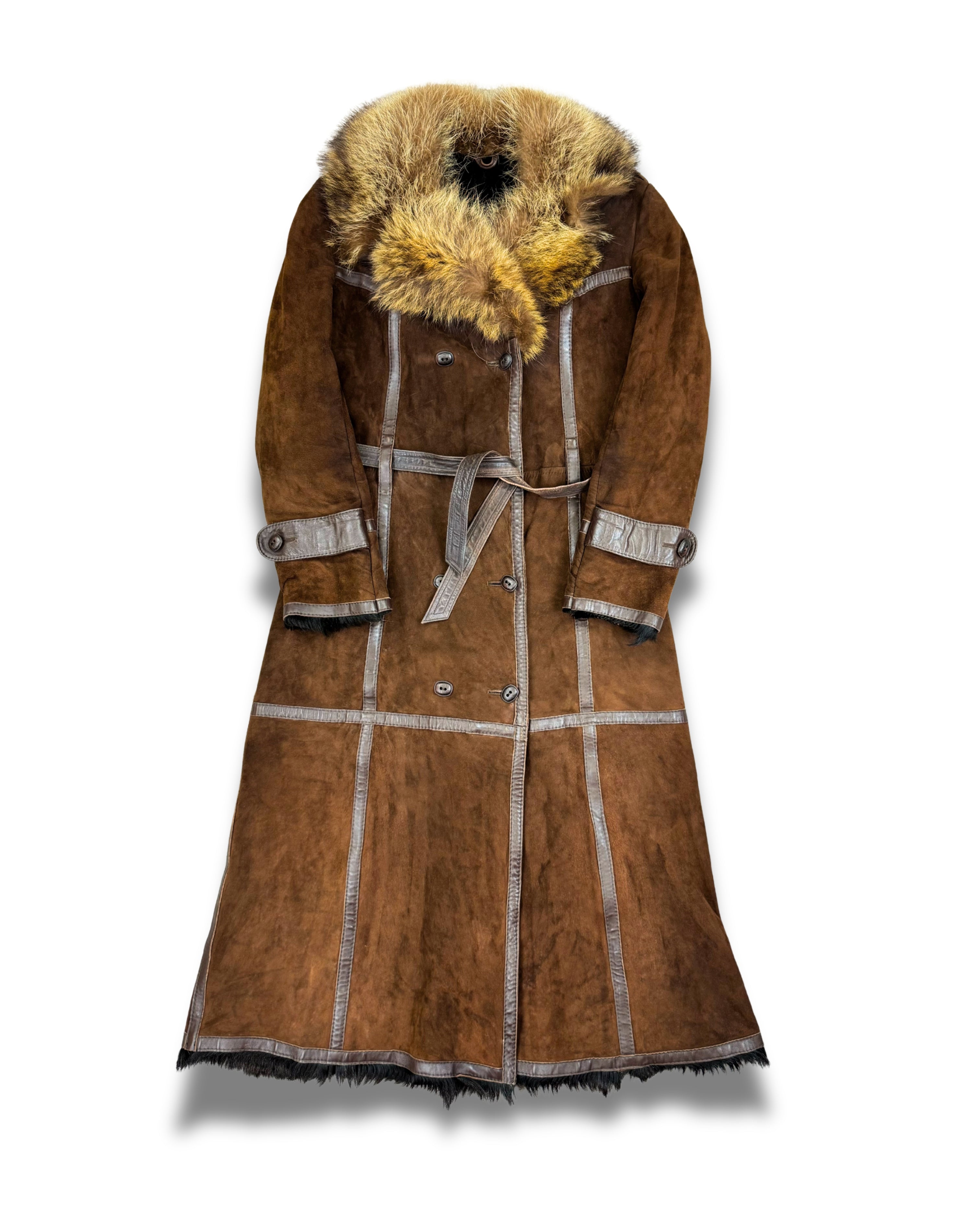 manteau-afghan-femme-cuirs-fourrure-hiver-mode-annees-2000-Y2K-style-vrai-cuir-de-vache-daim-patine-ancien-femme-vintage-vetements-vetement-grossiste-friperie-wholesaler-seconde-main-marque-occasion-textile-piece-annees-80-90-2000-2010-french-pick-reseller-vinted-reseller-vinted-vente-en-ligne