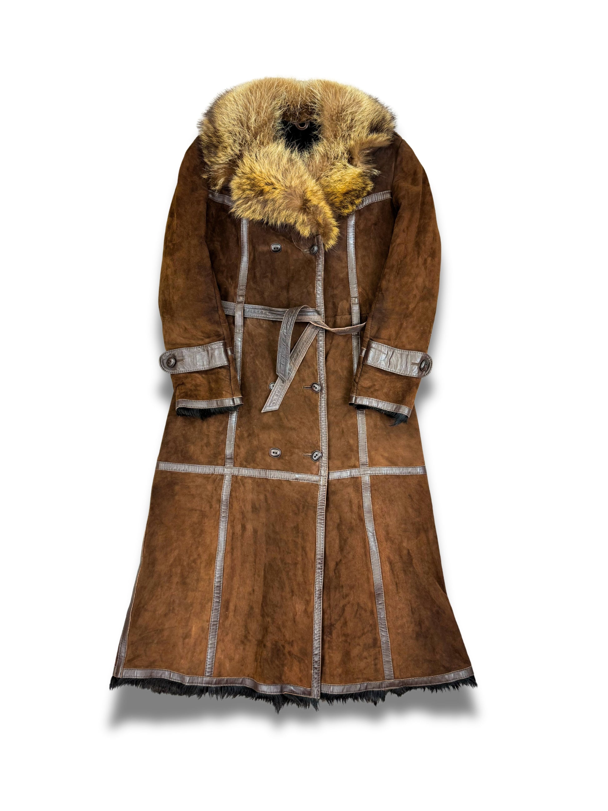 manteau-afghan-femme-cuirs-fourrure-hiver-mode-annees-2000-Y2K-style-vrai-cuir-de-vache-daim-patine-ancien-femme-vintage-vetements-vetement-grossiste-friperie-wholesaler-seconde-main-marque-occasion-textile-piece-annees-80-90-2000-2010-french-pick-reseller-vinted-reseller-vinted-vente-en-ligne