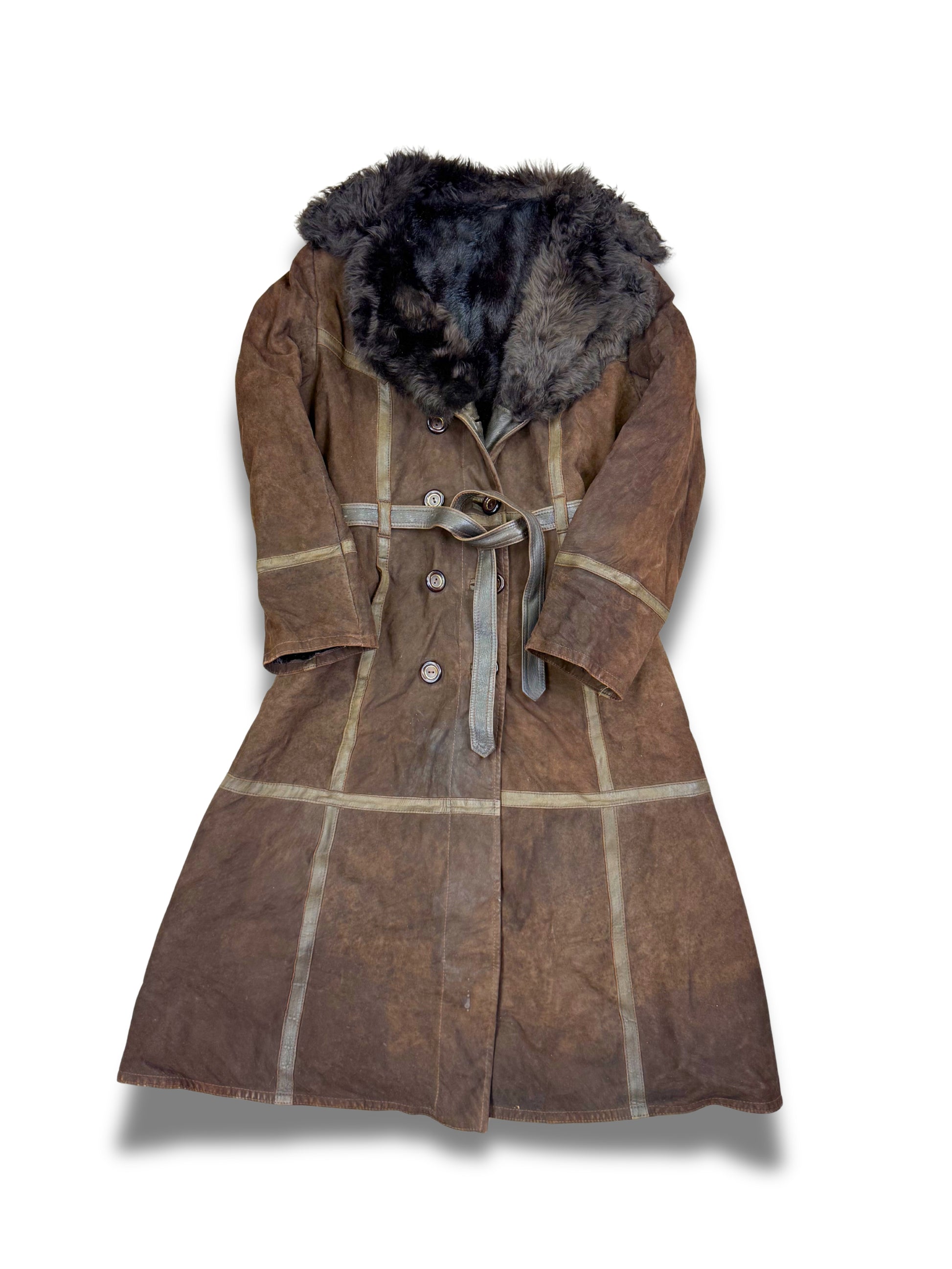 manteau-afghan-femme-cuirs-fourrure-hiver-mode-annees-2000-Y2K-style-vrai-cuir-de-vache-daim-patine-ancien-femme-vintage-vetements-vetement-grossiste-friperie-wholesaler-seconde-main-marque-occasion-textile-piece-annees-80-90-2000-2010-french-pick-reseller-vinted-reseller-vinted-vente-en-ligne