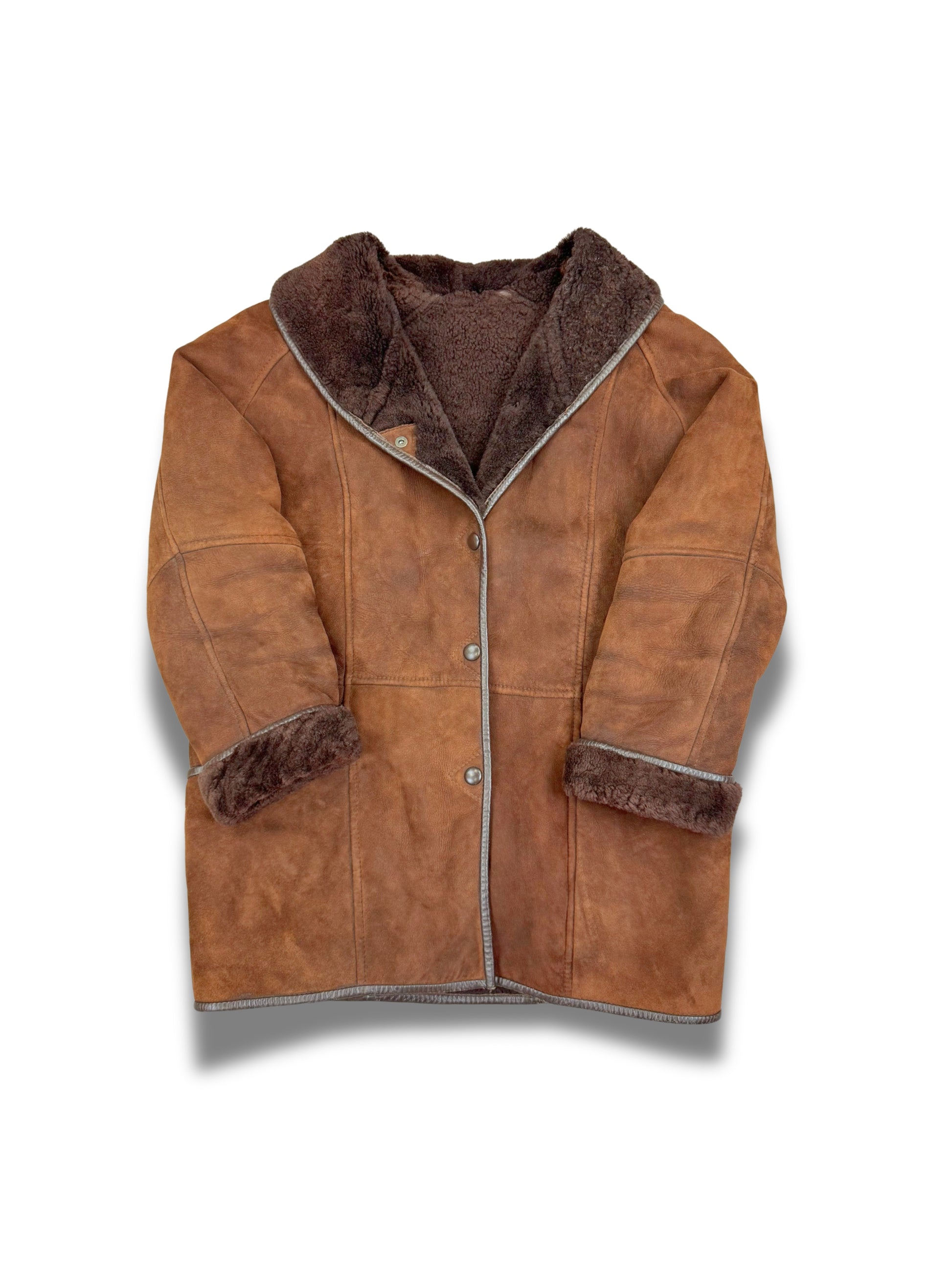 cuirs-veste-manteau-en-cuir-peau-retourne-laine-mouton-fourrure-vintage-vrai-cuir-de-vache-daim-patine-ancien-homme-femme-vintage-vetements-homme-vintage-vetement-grossiste-friperie-wholesaler-seconde-main-marque-occasion-textile-piece-annees-80-90-2000-2010-french-pick-reseller-vinted-reseller-vinted-vente-en-ligne
