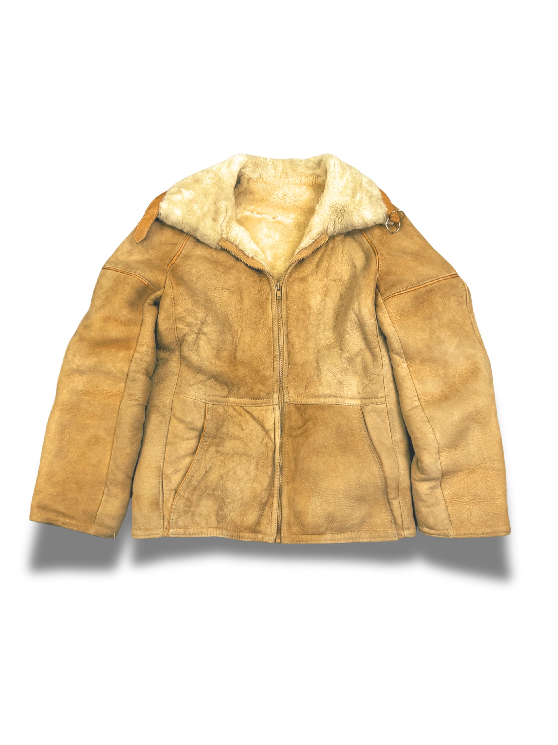 cuirs-veste-manteau-en-cuir-peau-retourne-laine-mouton-fourrure-vintage-vrai-cuir-de-vache-daim-patine-ancien-homme-femme-vintage-vetements-homme-vintage-vetement-grossiste-friperie-wholesaler-seconde-main-marque-occasion-textile-piece-annees-80-90-2000-2010-french-pick-reseller-vinted-reseller-vinted-vente-en-ligne