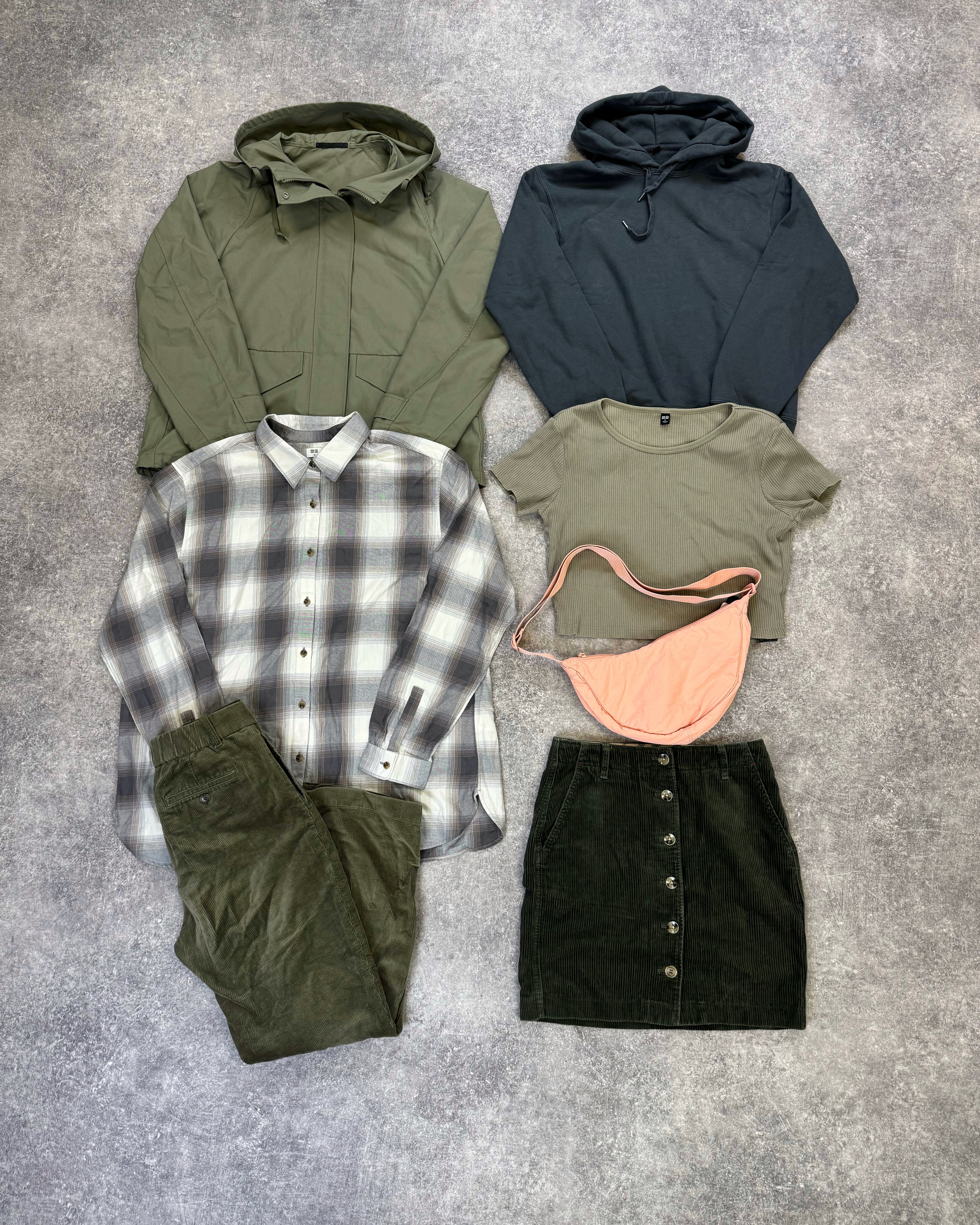 mix-uniqlo-marque-ete-hiver-vetements-sweat-manteau-pantalon-jean-chemise-pull-top-t-shirt-banane-sac-echarpe-femme-homme-moderne-vetement-grossiste-friperie-wholesaler-seconde-main-marque-occasion-textile-piece-80-90-2000-2010-french-pick
