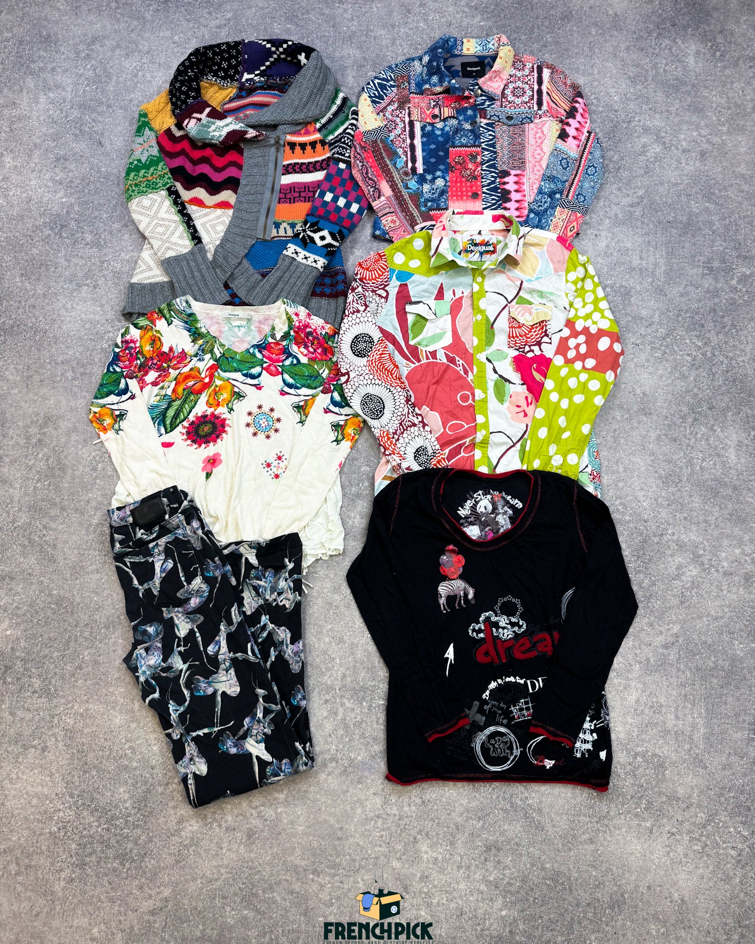 mix-desigual-marque-ete-hiver-vetements-sweat-manteau-pantalon-jean-chemise-pull-top-t-shirt-banane-sac-echarpe-femme-homme-moderne-vetement-grossiste-friperie-wholesaler-seconde-main-marque-occasion-textile-piece-80-90-2000-2010-french-pick