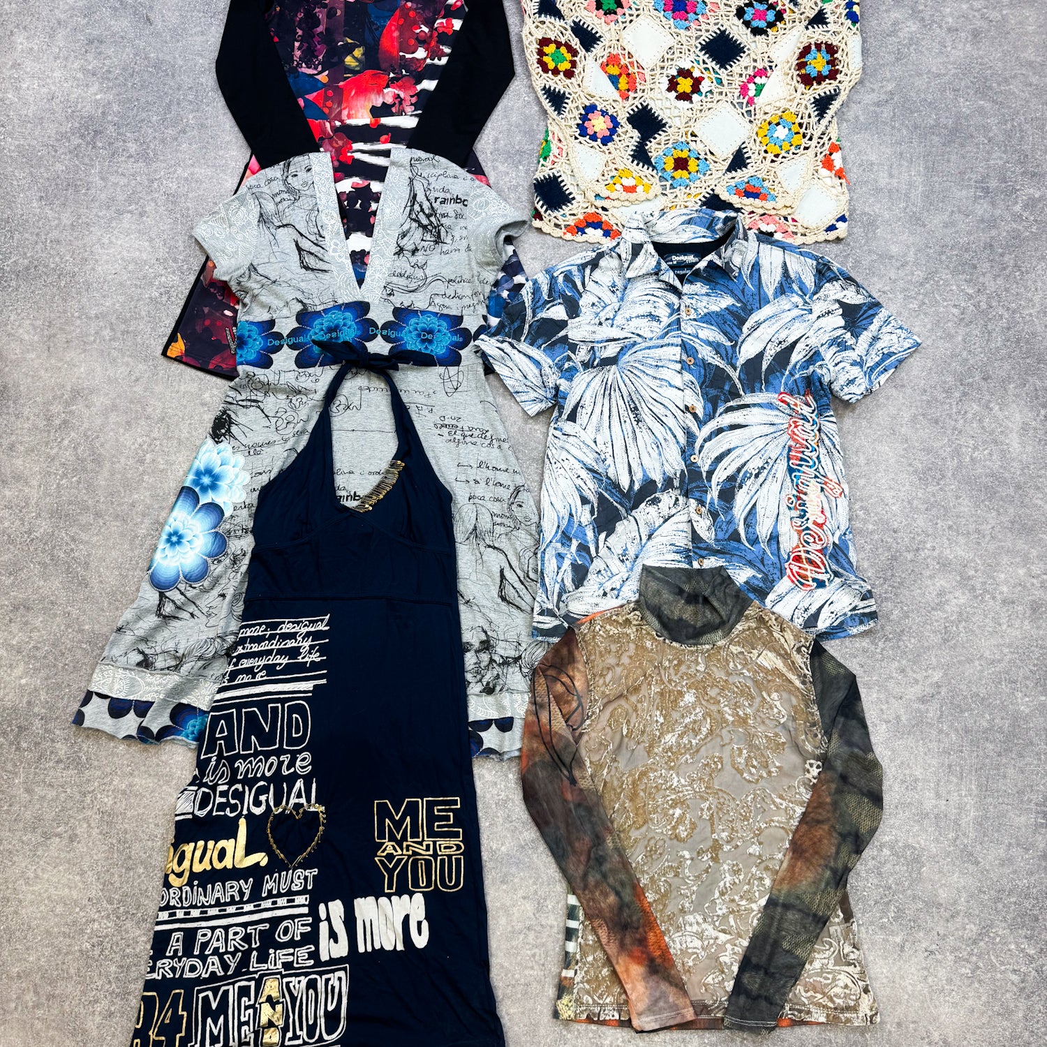 mix-desigual-marque-ete-hiver-vetements-sweat-manteau-pantalon-jean-chemise-pull-top-t-shirt-banane-sac-echarpe-femme-homme-moderne-vetement-grossiste-friperie-wholesaler-seconde-main-marque-occasion-textile-piece-80-90-2000-2010-french-pick