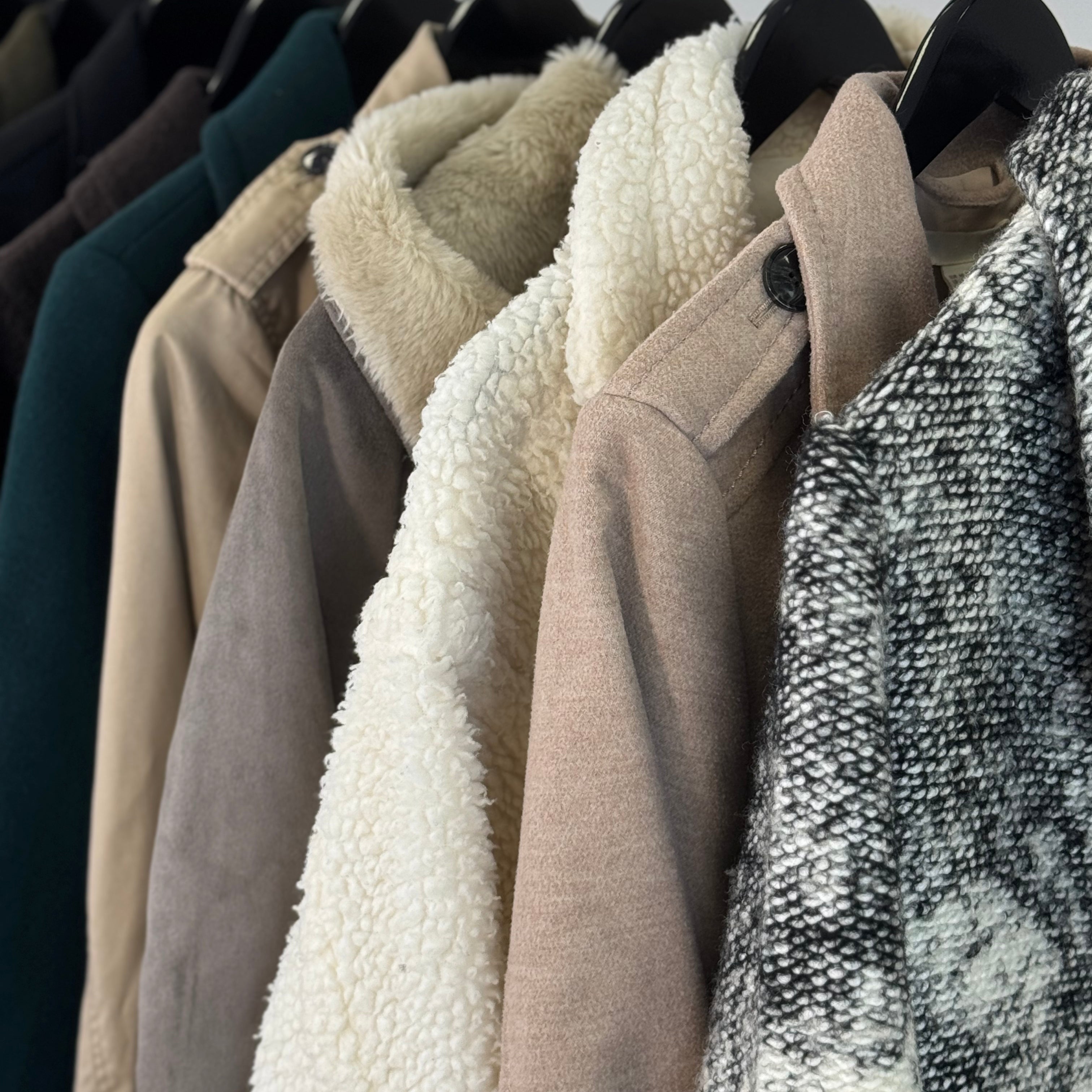 Mix-manteaux-vetements-veste-manteau-trench-caban-coupe-slim-droite-large-regular-ski-pluie-moderne-femme-ete-hiver-vetement-vintage-grossiste-friperie-wholesaler-seconde-main-marque-occasion-textile-piece-80-90-2000-2010-Y2K-french-pick